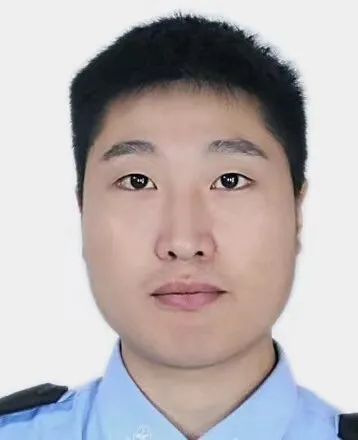 从警以来,郭威静心沉气,虚心学习,努力上进,工作于基层,成长于基层