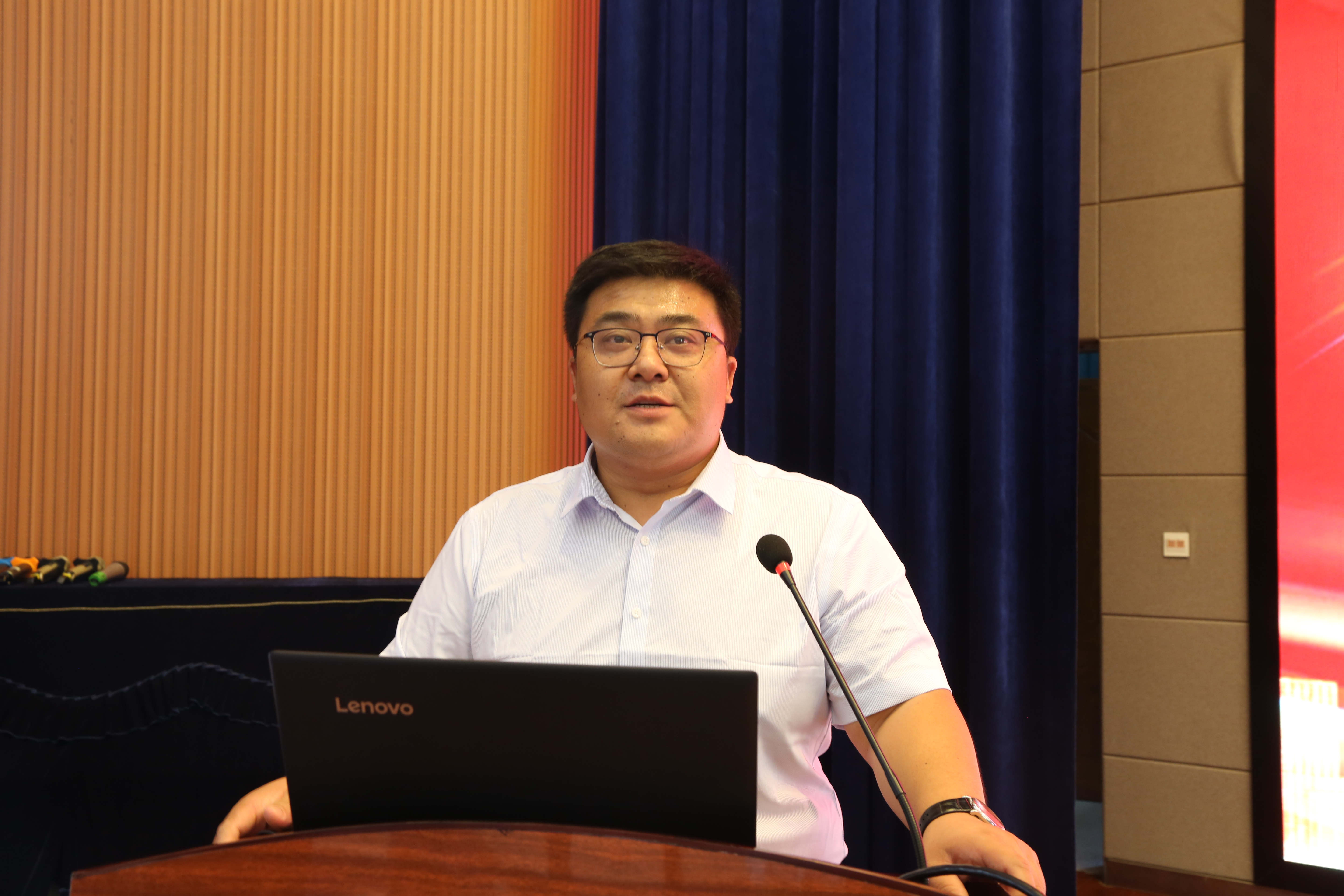 新闻中心>映象新闻>正文>会议伊始,校长李松涛宣读了《中共郑州市第五