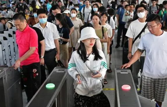 全国铁路迎来入学、返校客流，预计发送学生旅客680万人次