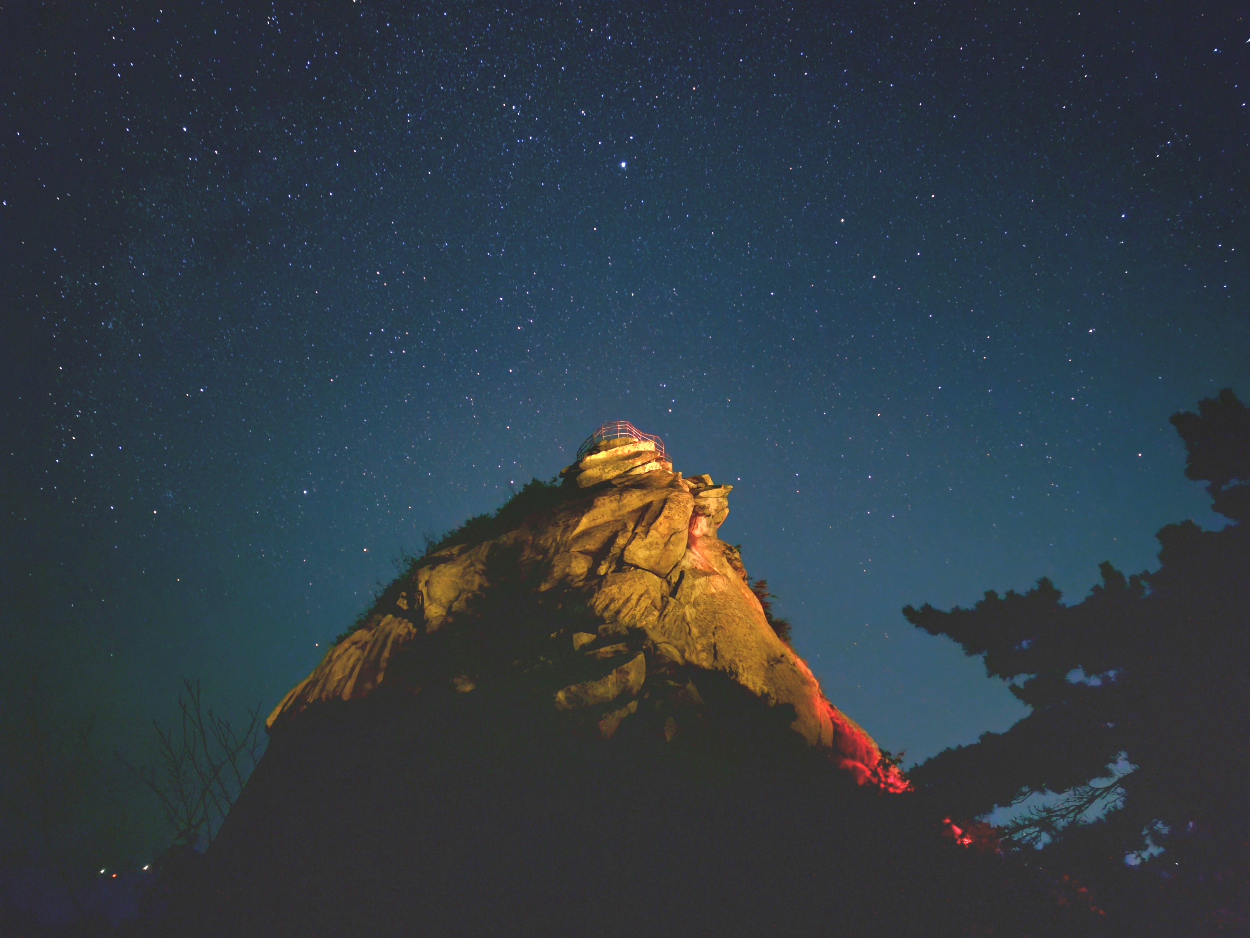 在信阳总有人忙里偷闲爬一座山静待满天繁星