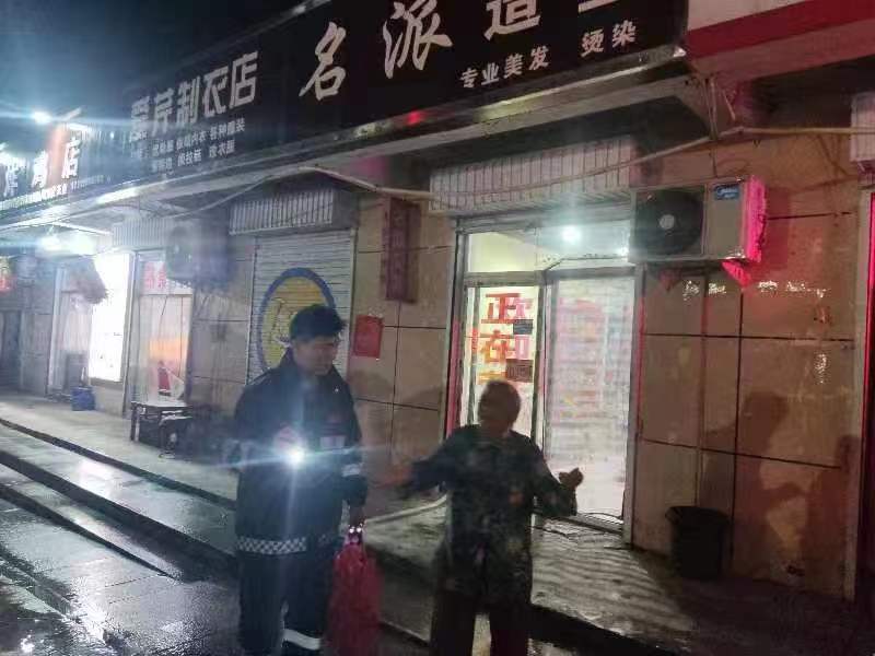 【豫筑平安·夏季行动】老人突遇暴雨求助 民警冒雨护送回家