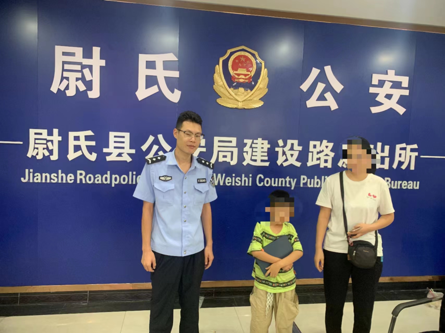 7岁男孩独自乘车找妈妈 民警劝阻帮助找到家人