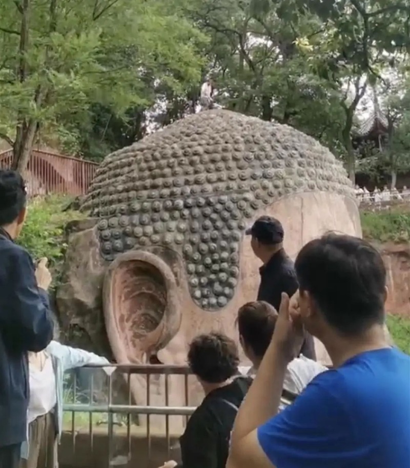 一男子爬上乐山大佛头顶！警方：将依法依规处置(图1)