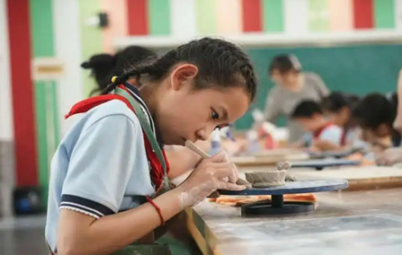 需要全家成员齐上阵？暑假作业应该是谁的？