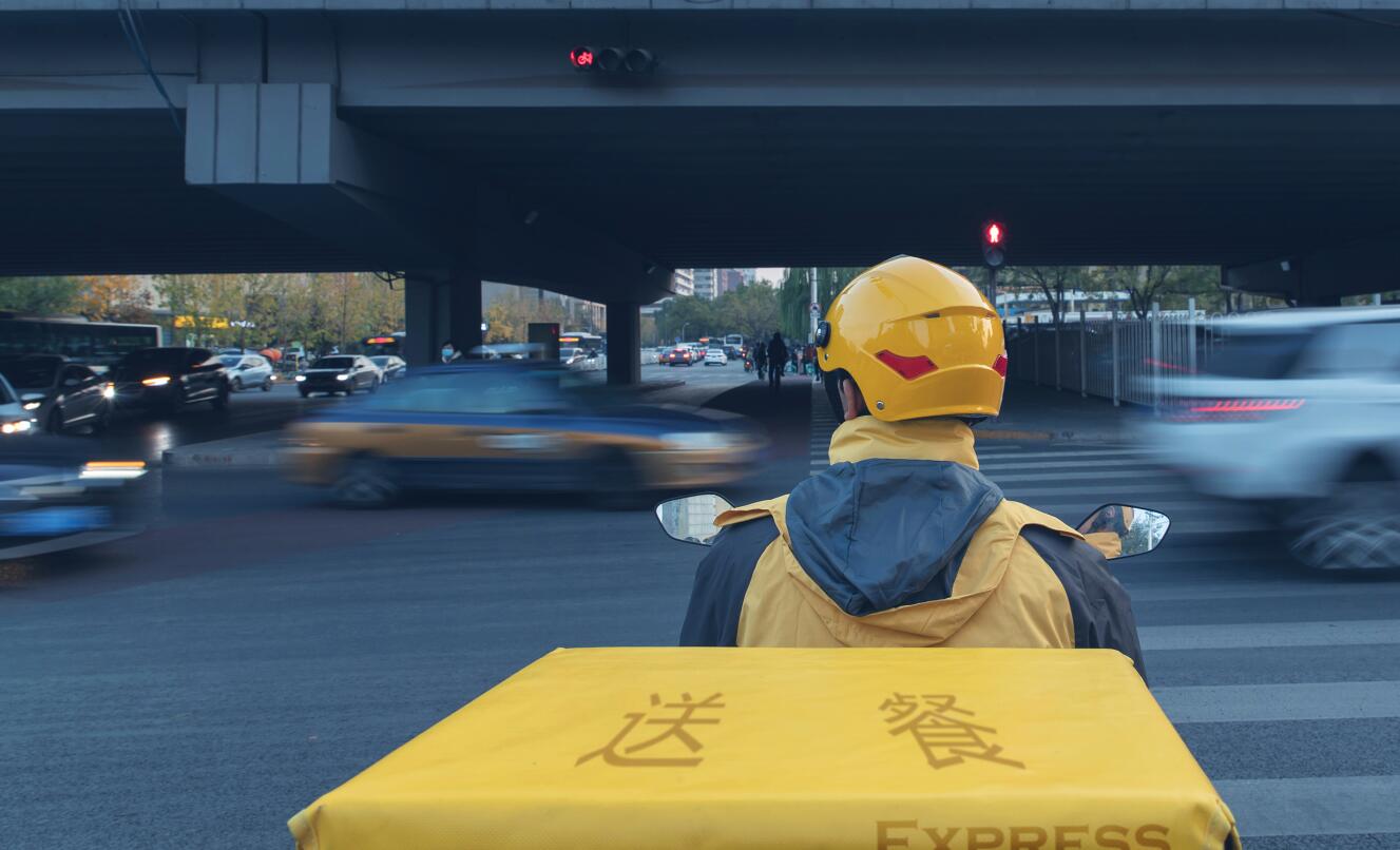 “送外卖的大学教师”为什么赢得尊重