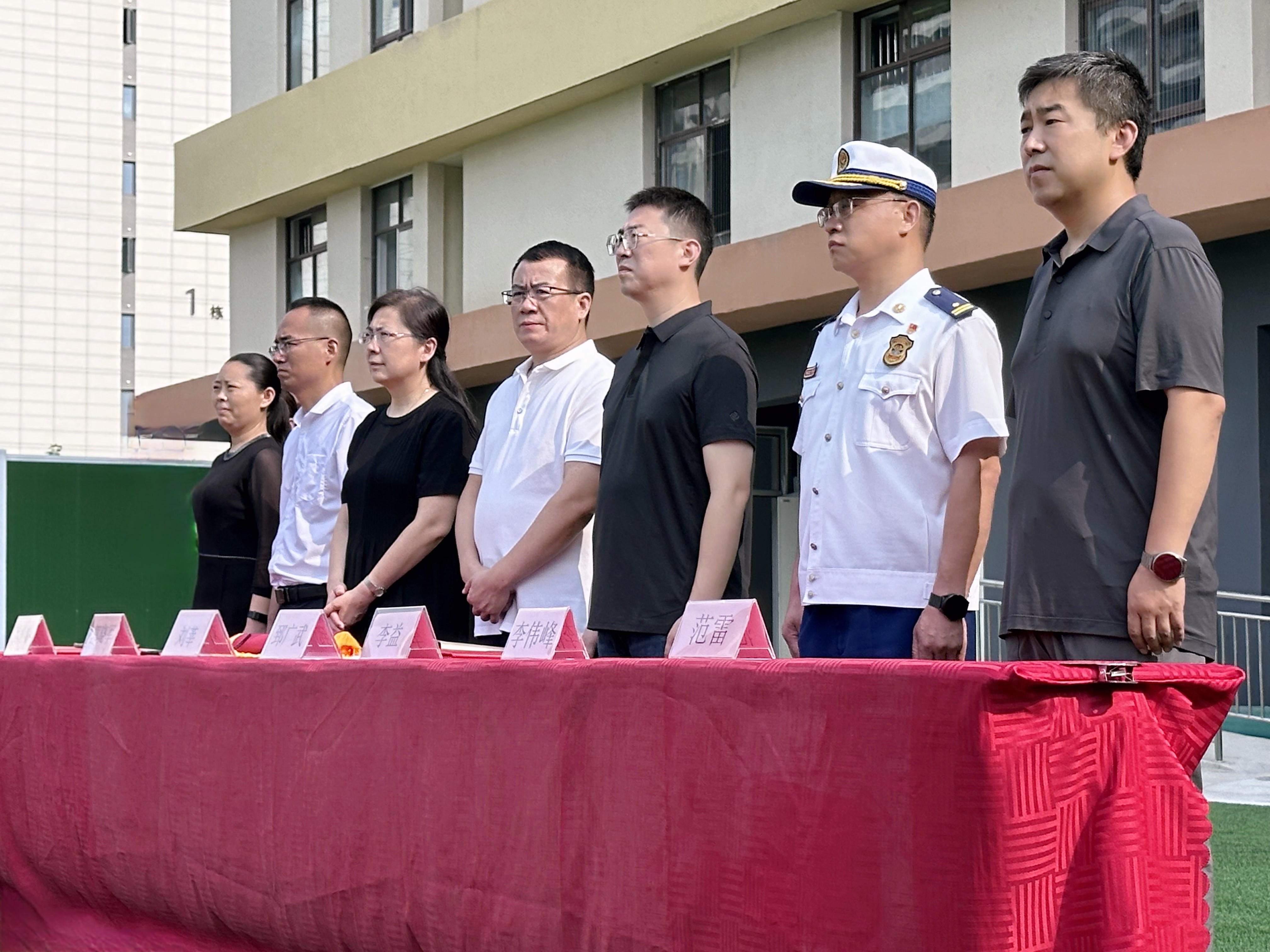 首页>云上热点>正文>与会领导与嘉宾郑州八中校长郅广武,郑州八中新