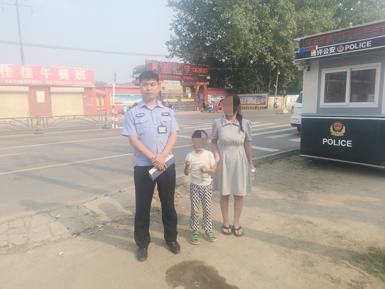 小女孩街头走失 民警快速找回