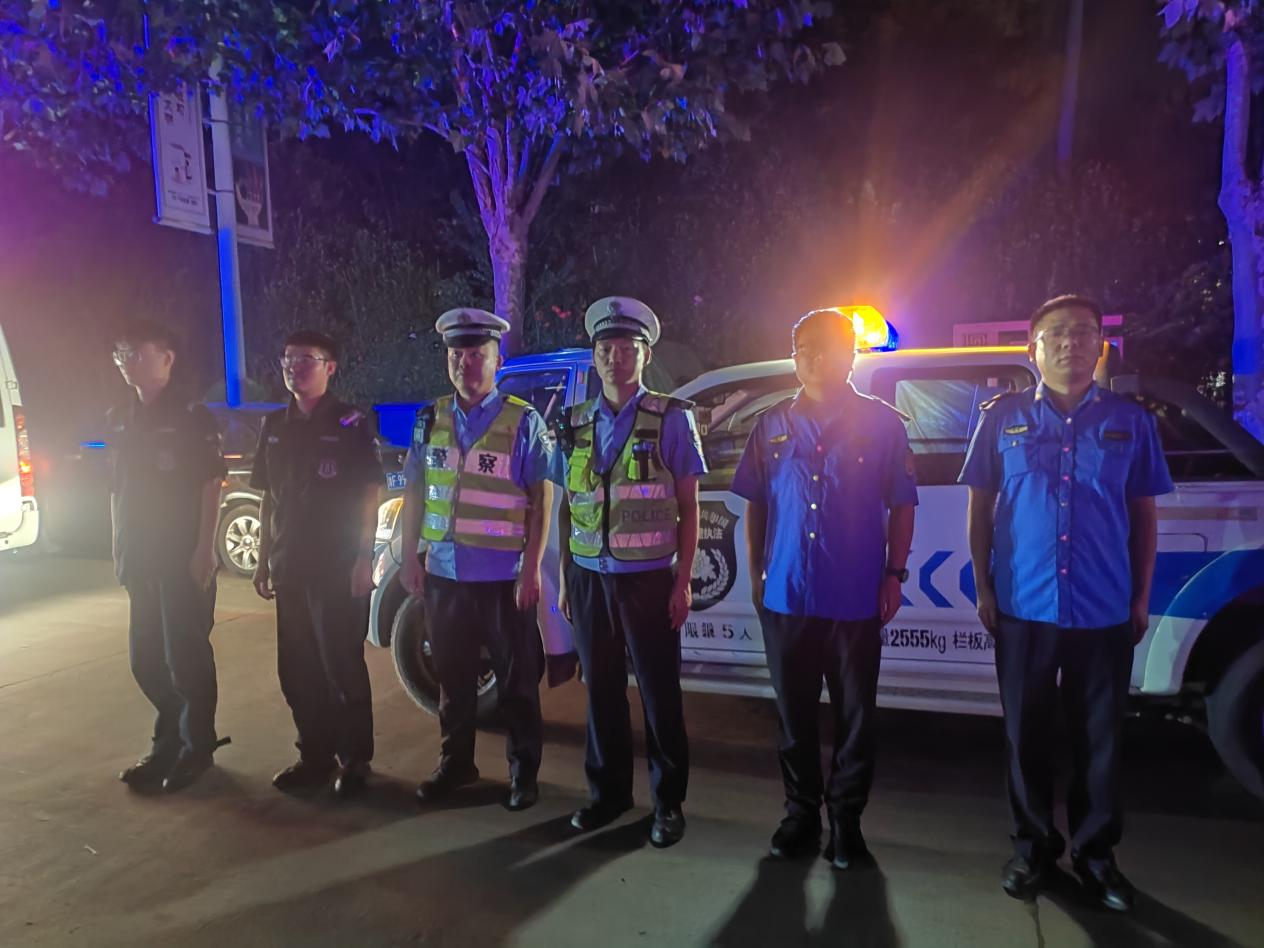 鹤壁经济技术开发区多部门深夜出击，严查大货车违法行为