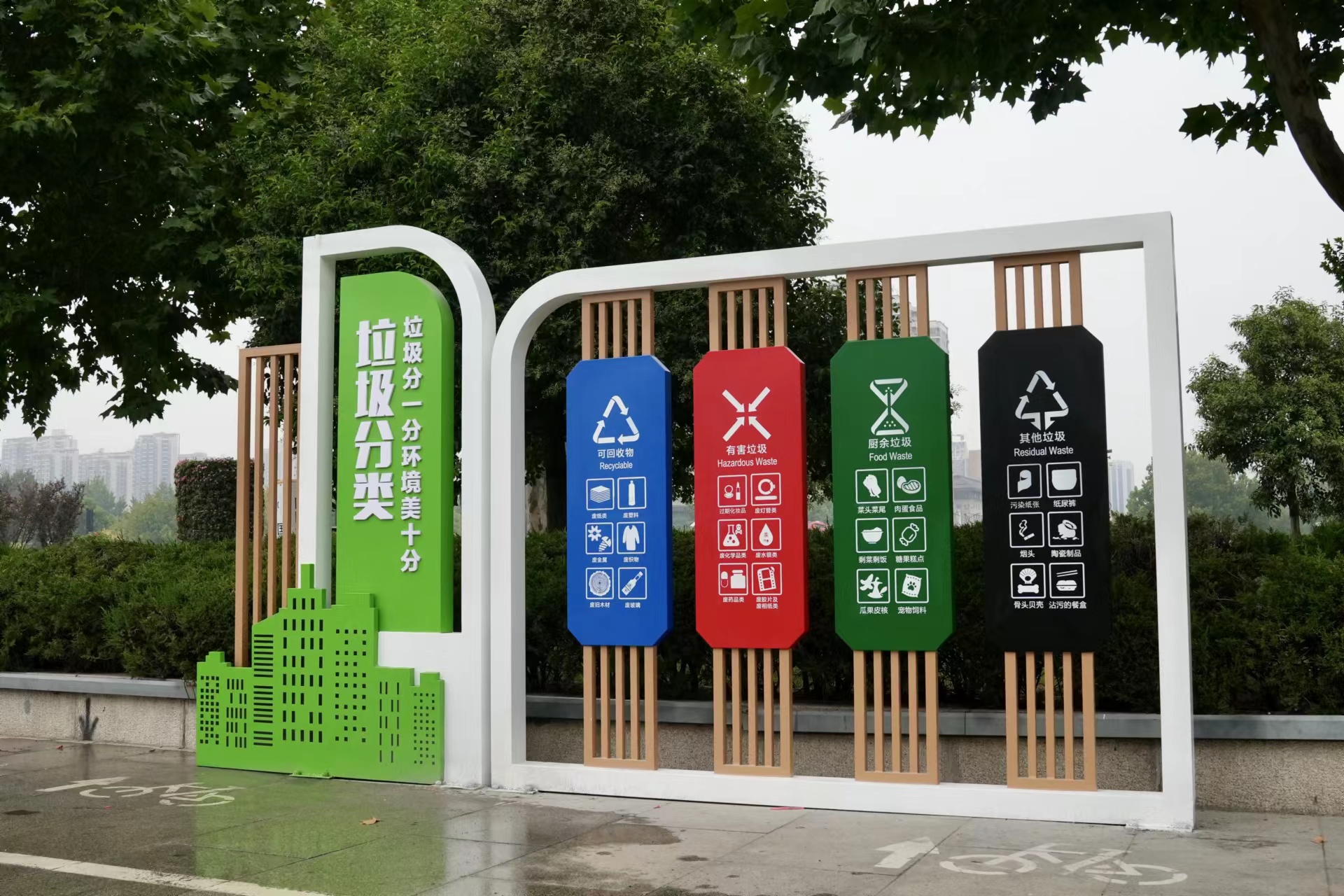 开封新增6处景观小品担任垃圾分类街头宣传员