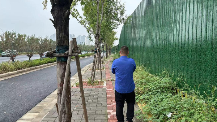郑州高新区石佛办事处城管科加强道路围挡巡查及维护 推进城管“随手拍”