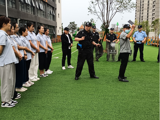 反恐防暴  护校安园 郑州市上街区公安局携手联盟新城幼儿园开展反恐防暴演练活动
