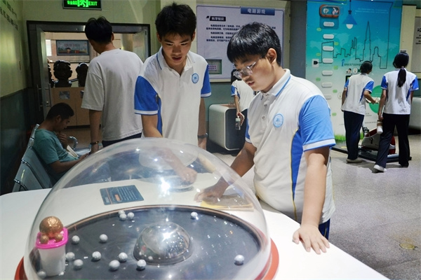 郑州市二七区马寨一中：体验科技魅力 共筑科技梦想