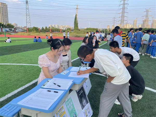 郑州四中管城校区开展社团纳新活动