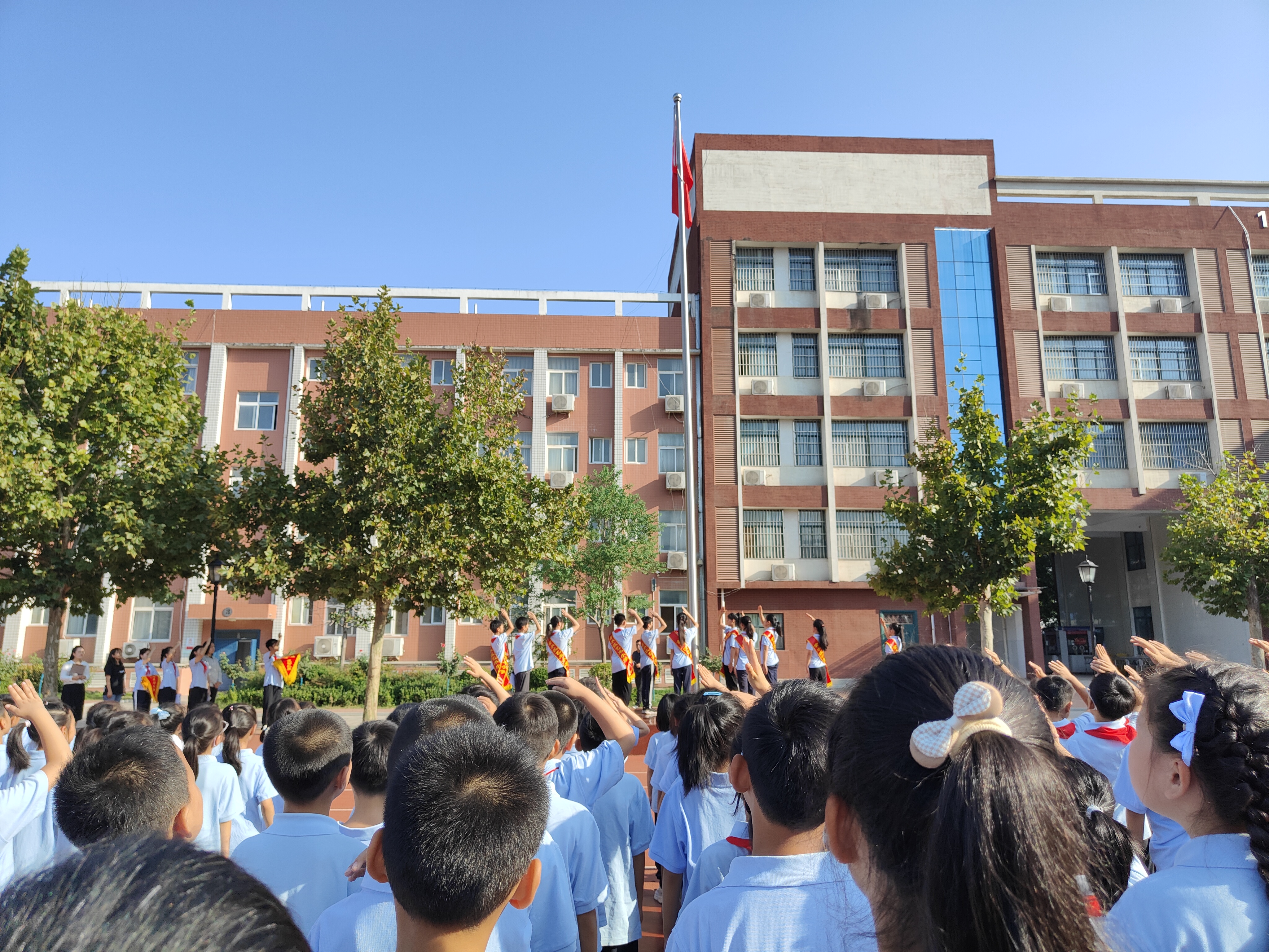 勿忘国耻爱我中华郑州市金水区艺术小学举行纪念九一八主题升旗仪式