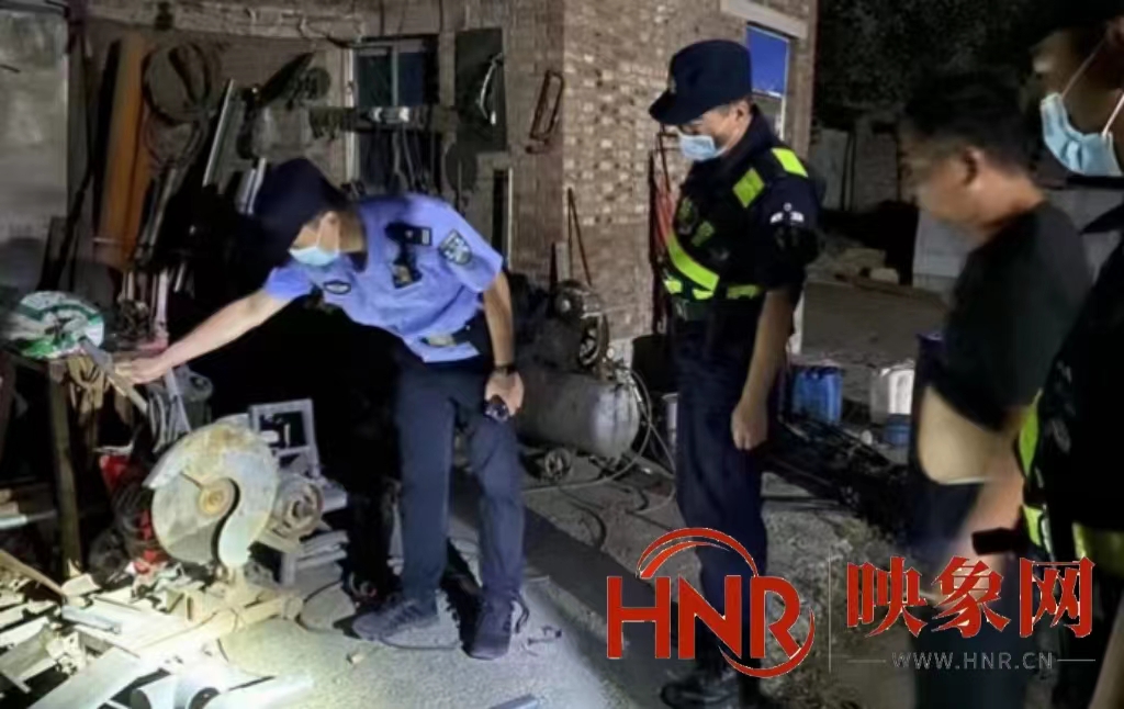 警灯闪烁  照亮宁邑小城平安夏夜