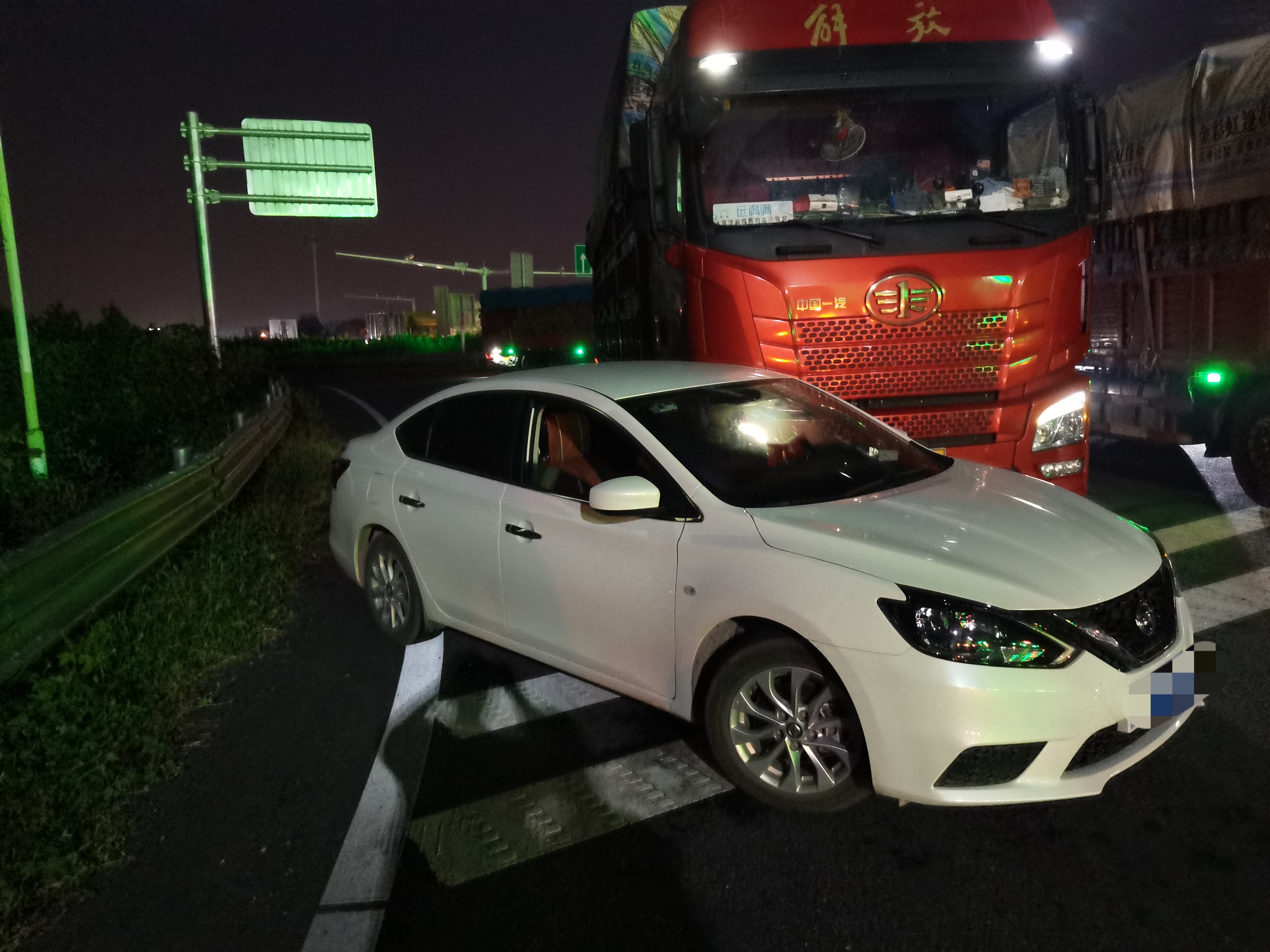 首页>大象热点>正文>在通过高速公路收费站时,一些驾驶员为抢先通行