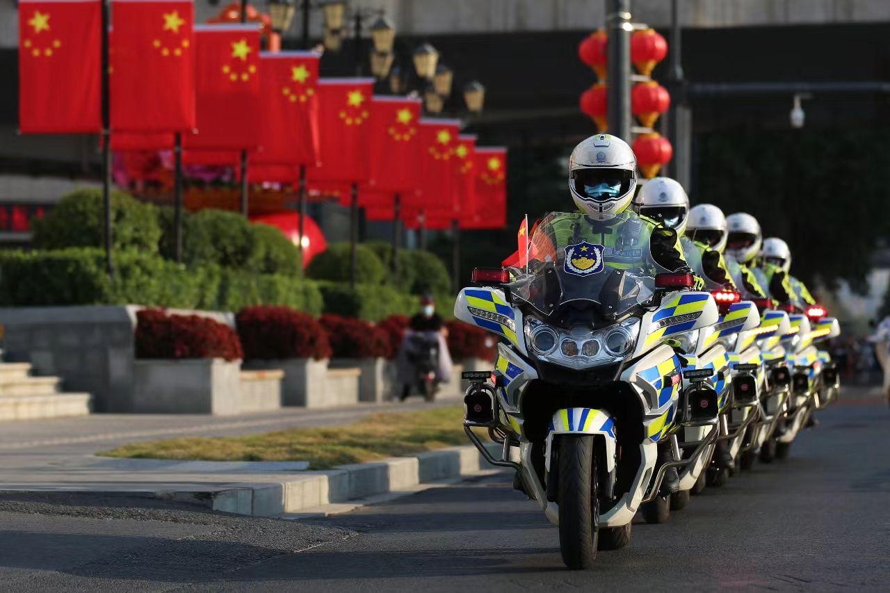 河南交警忠实践行群众第一理念全力保障中秋国庆交通安全