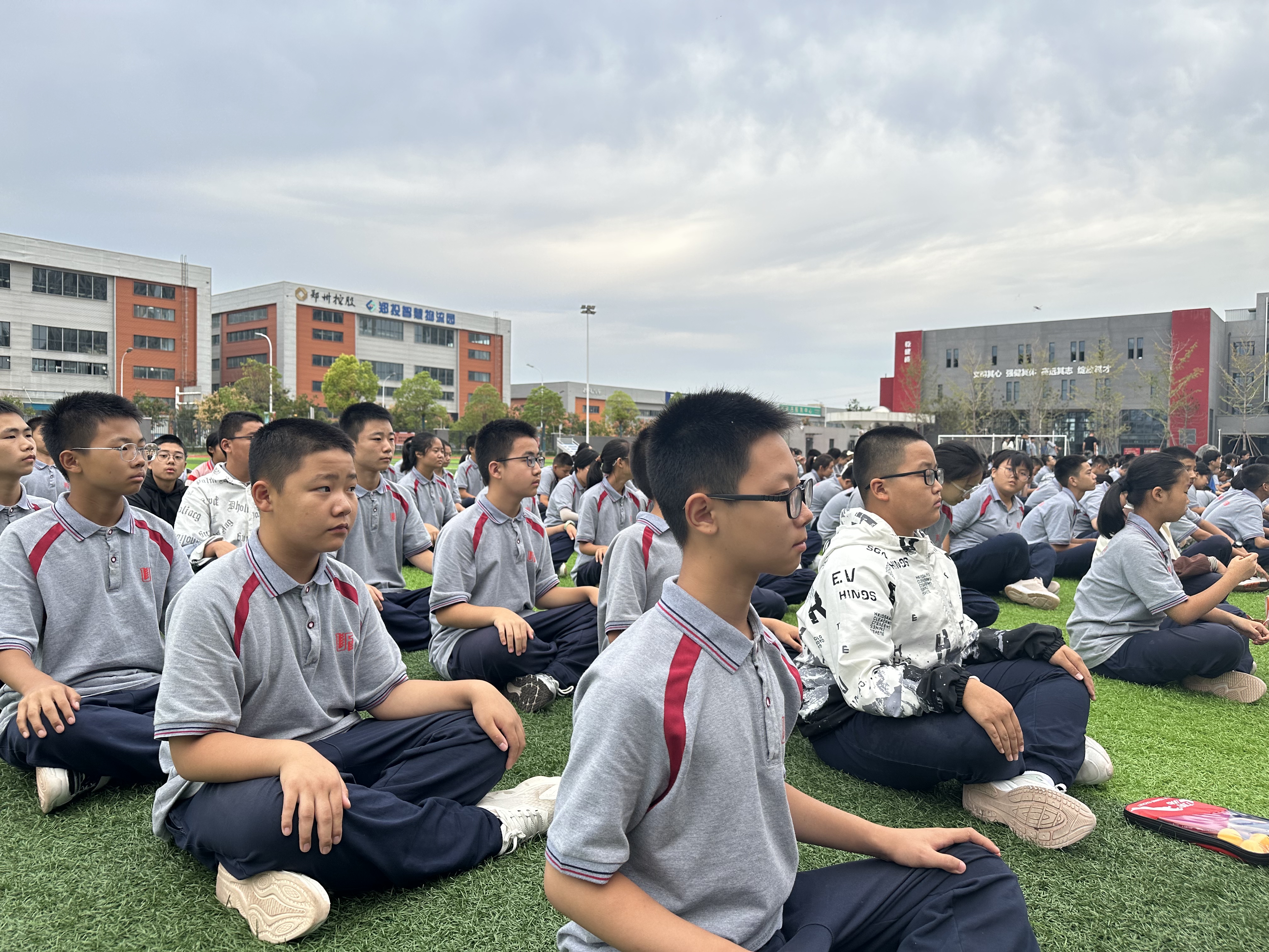 明规矩正言行养习惯促学风郑州经开区龙飞中学召开新学期安全纪律教育