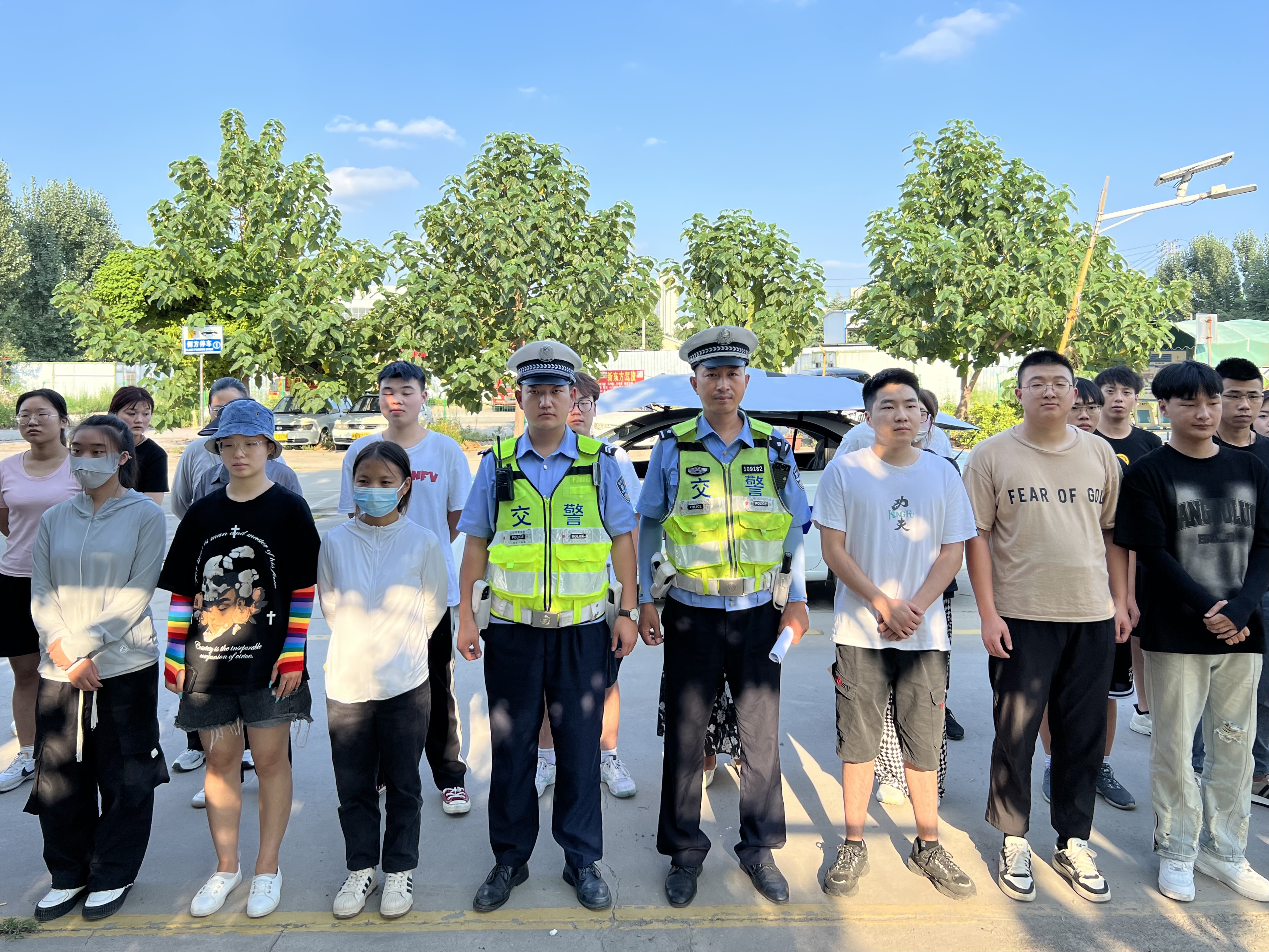 郑州交警十二支队交警走进辖区机动车驾校组织在校学员开展新驾驶人