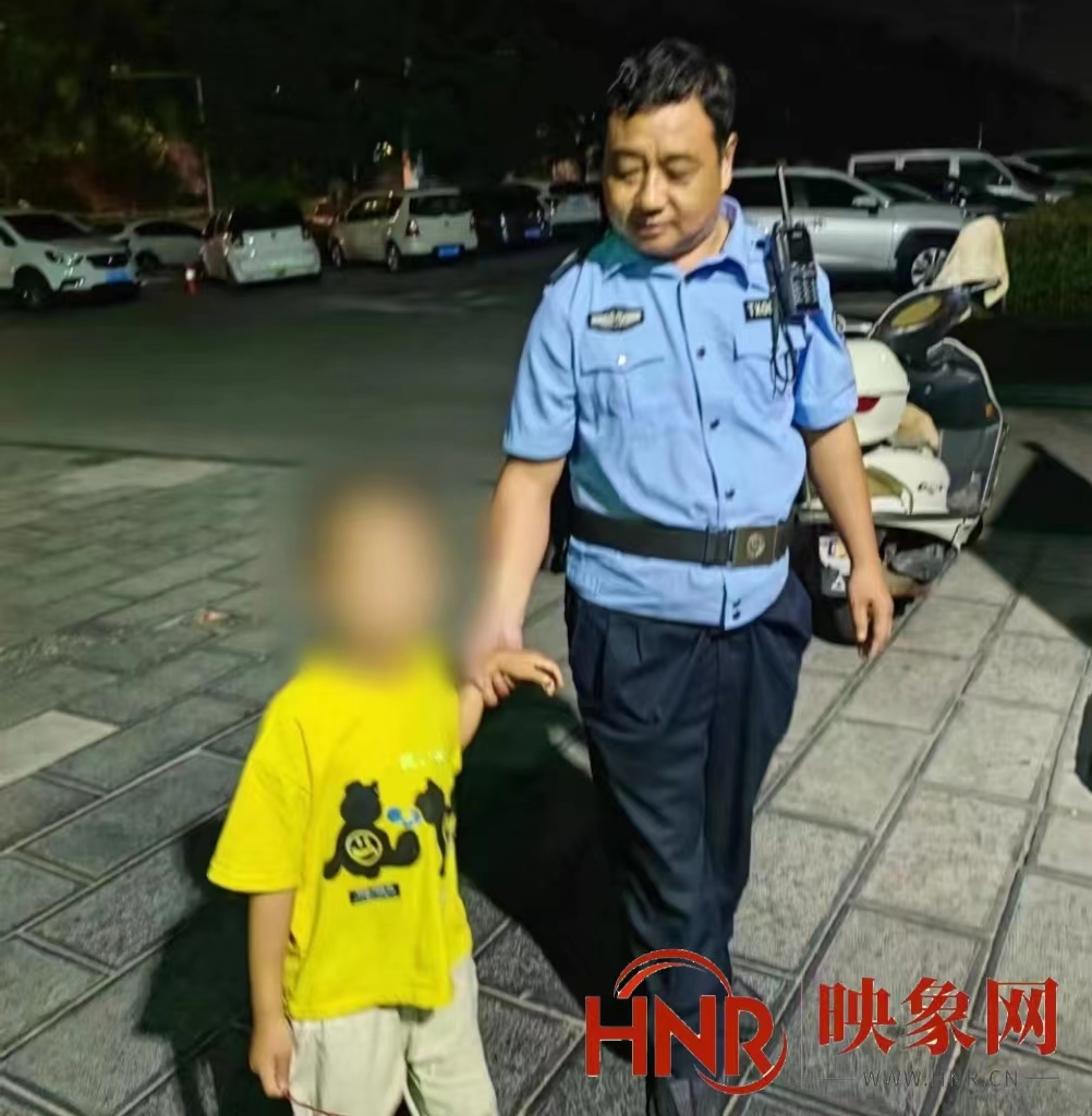 男孩深夜走失 民警暖心救助