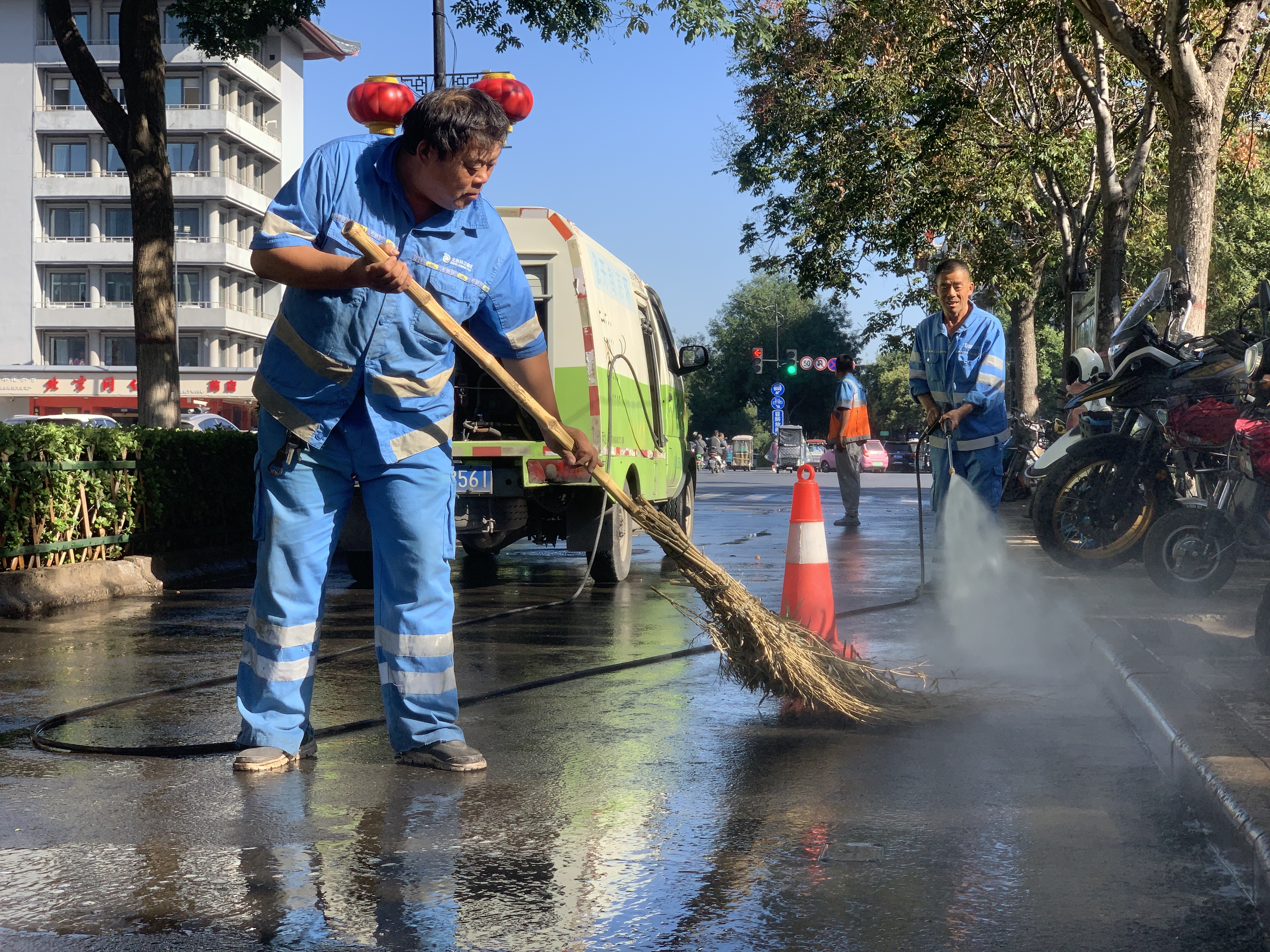 开封市环境卫生事务中心精耕细作营造干净整洁的双节城市环境