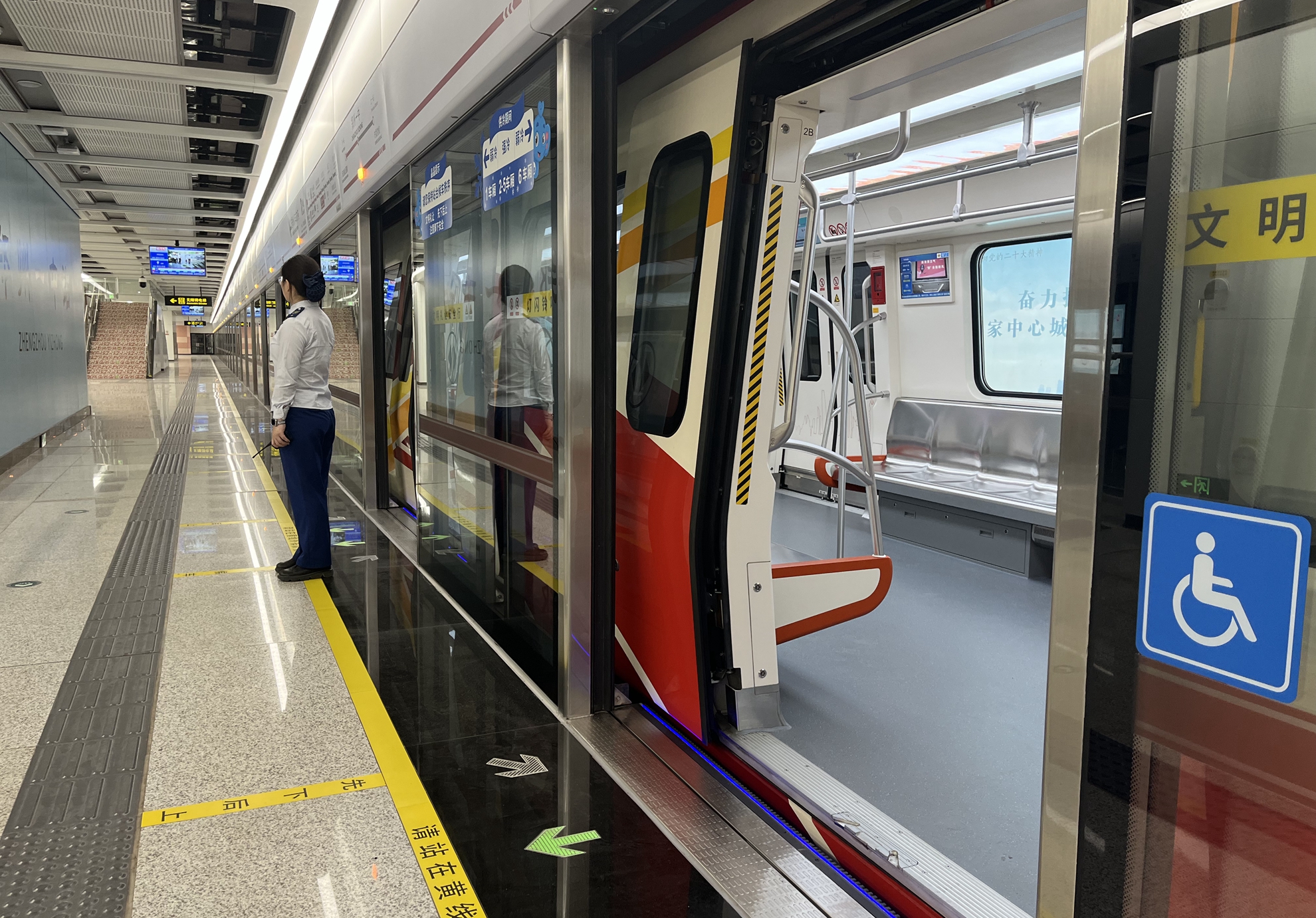 郑州市轨道交通10号线一期工程采用"跨站跳停"行车组织模式,列车越行