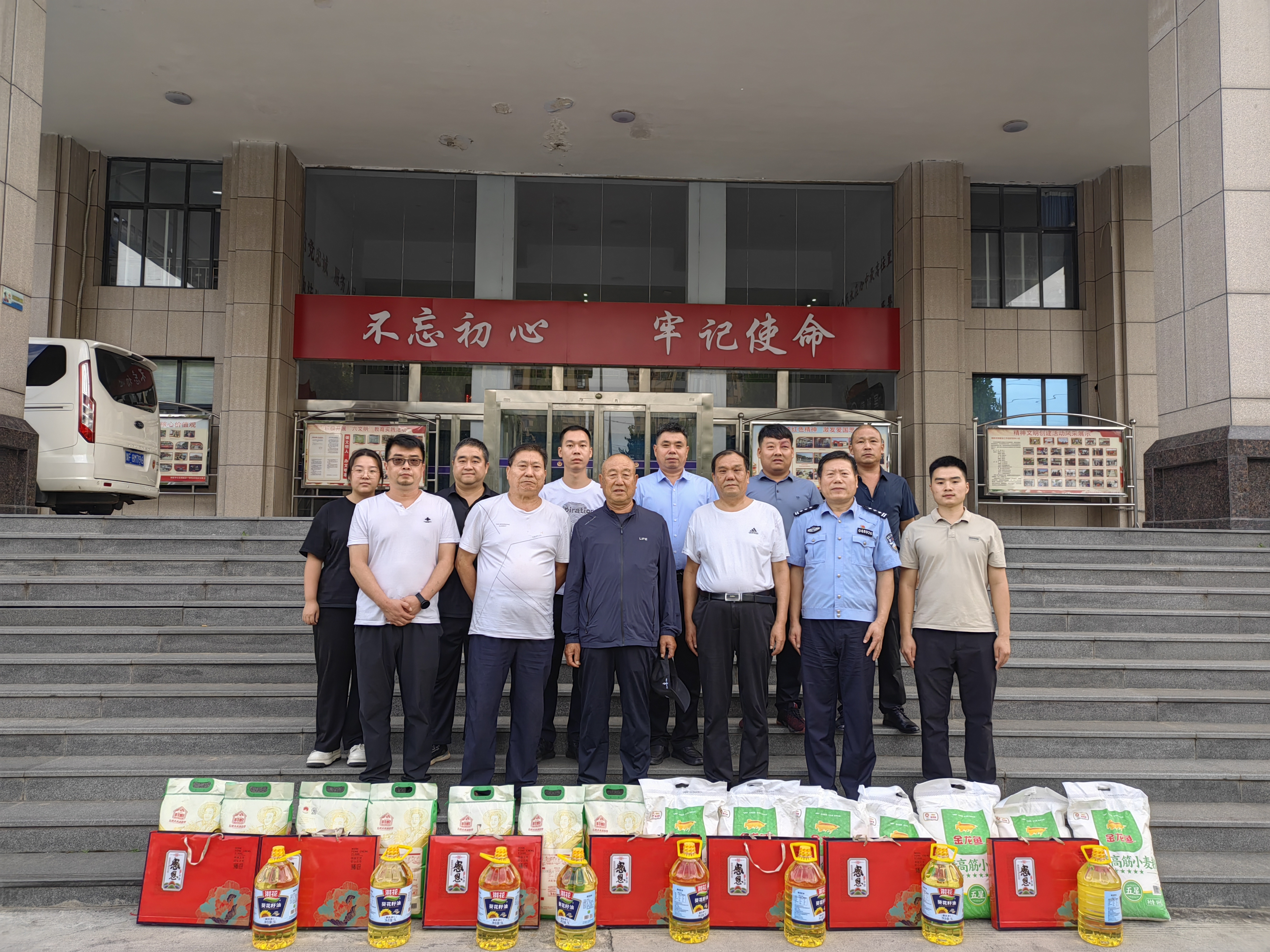 鹤壁市城乡一体化示范区见义勇为协会开展见义勇为英模中秋慰问活动