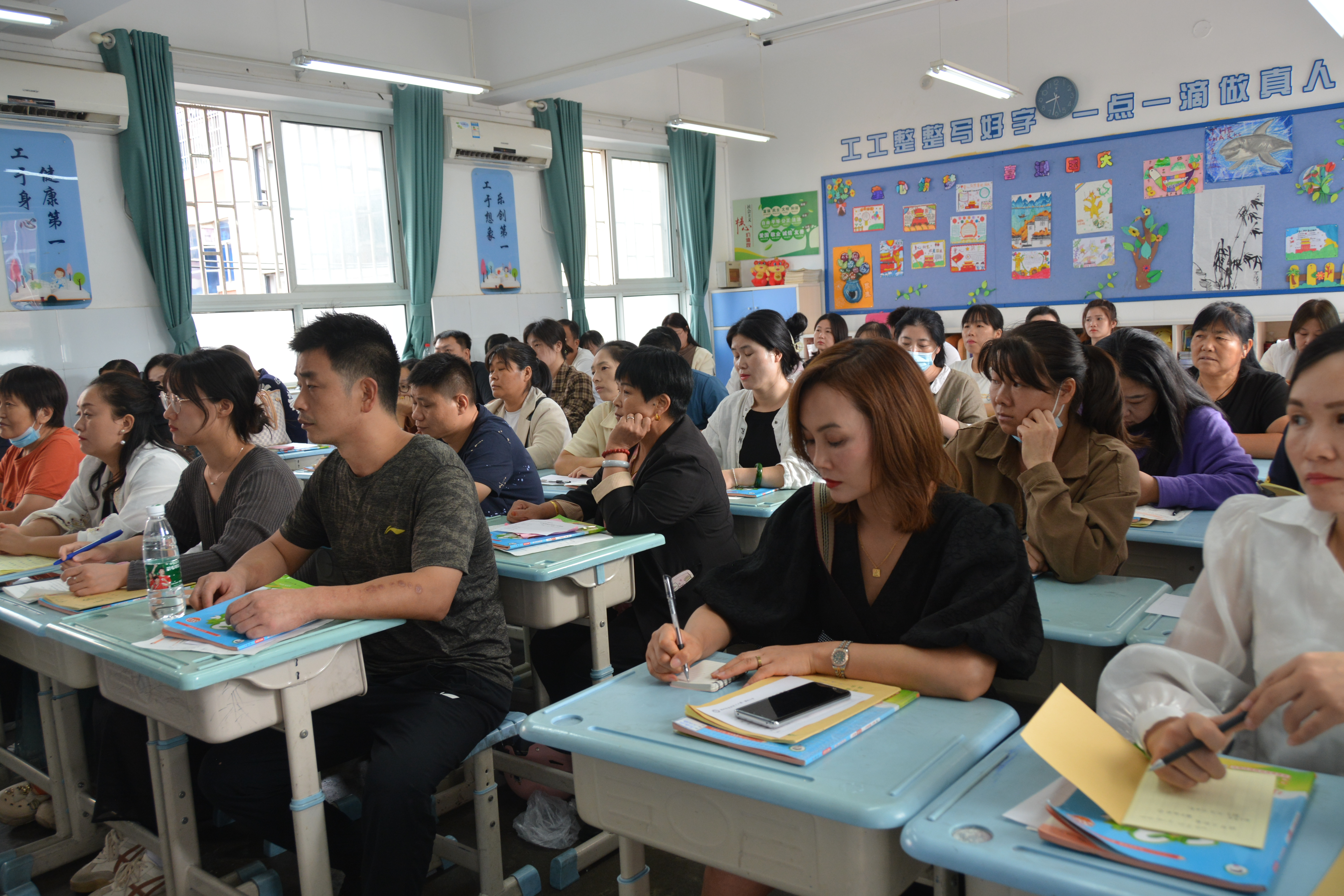 家校携手共育未来郑州市金水区工人第一新村小学召开2023年秋季家长会