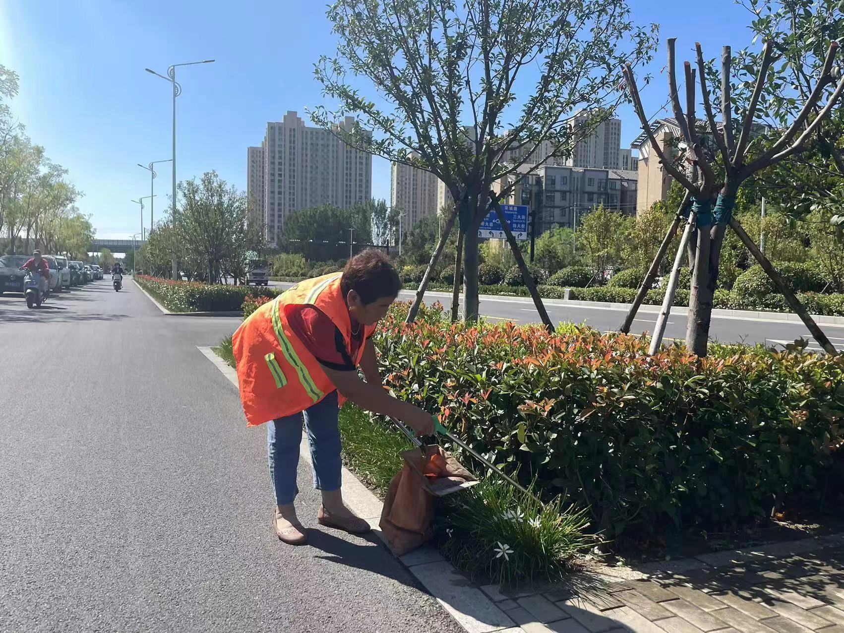 开封市示范区城管局环卫保洁再提升美化环境迎双节