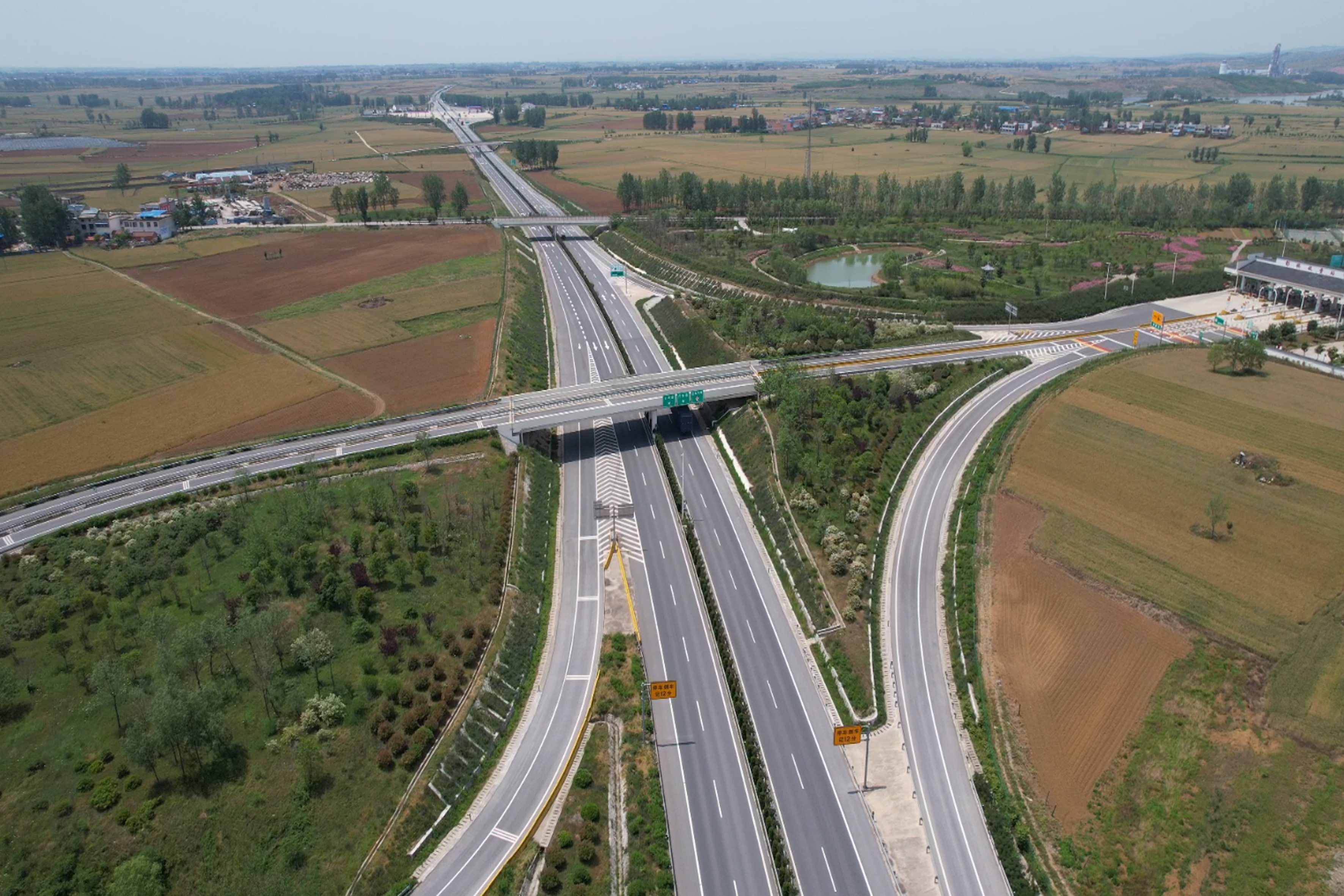 邓鄂高速小路段展示河南交通大形象