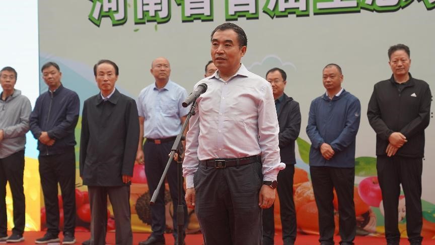 首页>大象助农团>正文>与会领导授火炬并与火炬手合影留念赵耕厅长