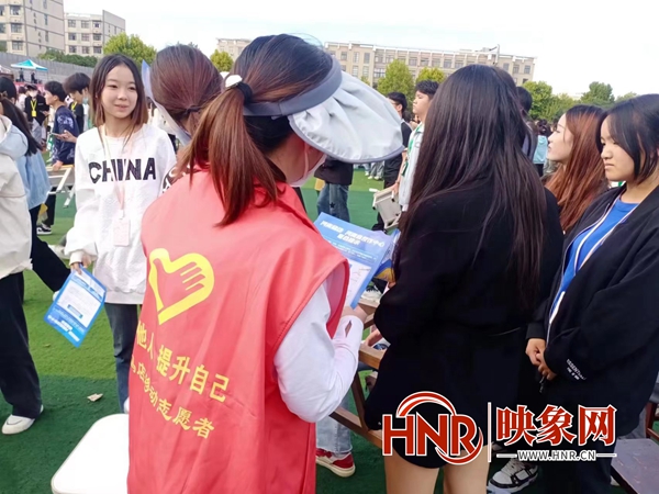 驻马店市政务服务中心移动服务站点开展校园防诈骗宣传活动