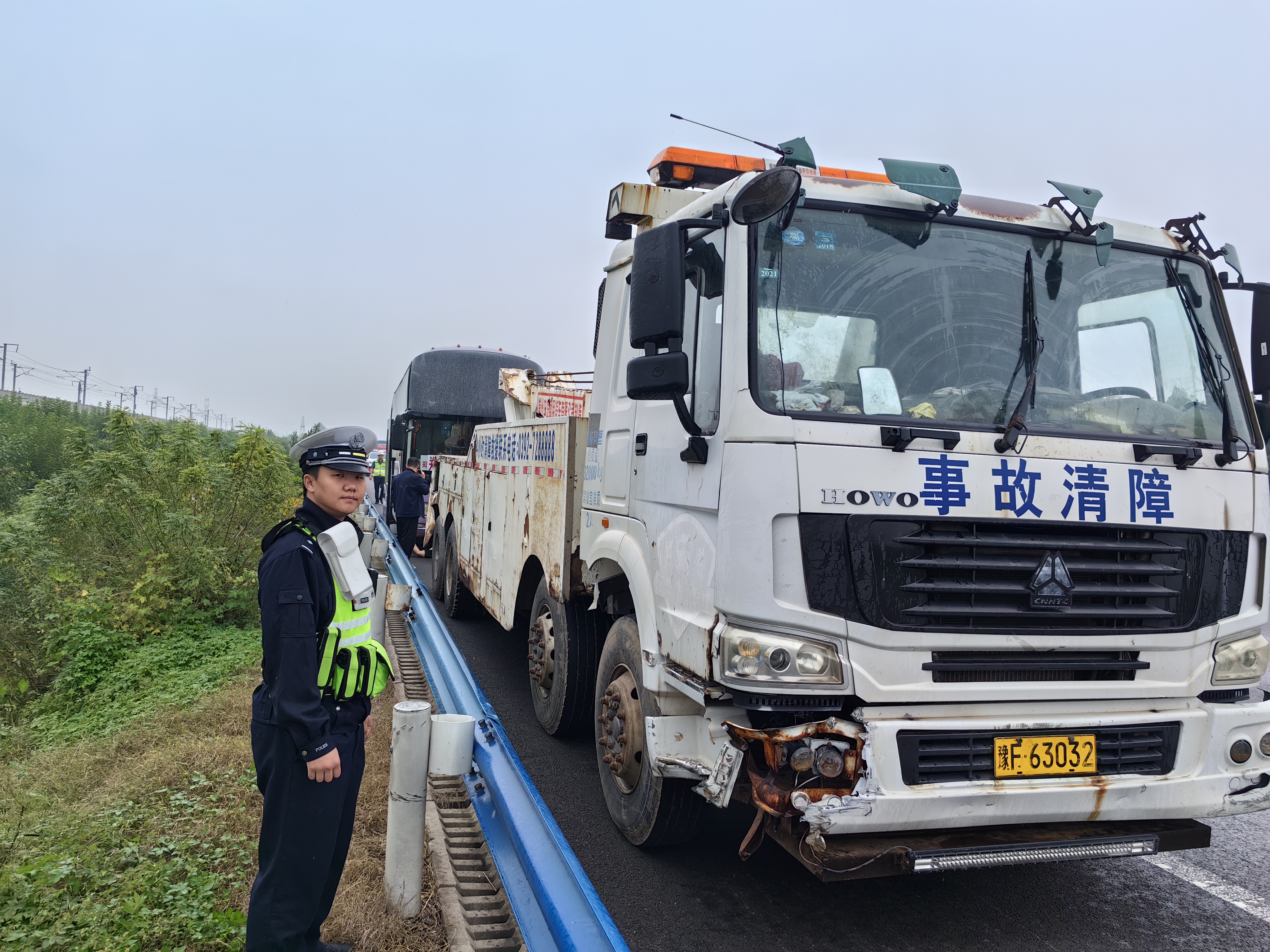 客车高速路上出故障高速交警路政急救援