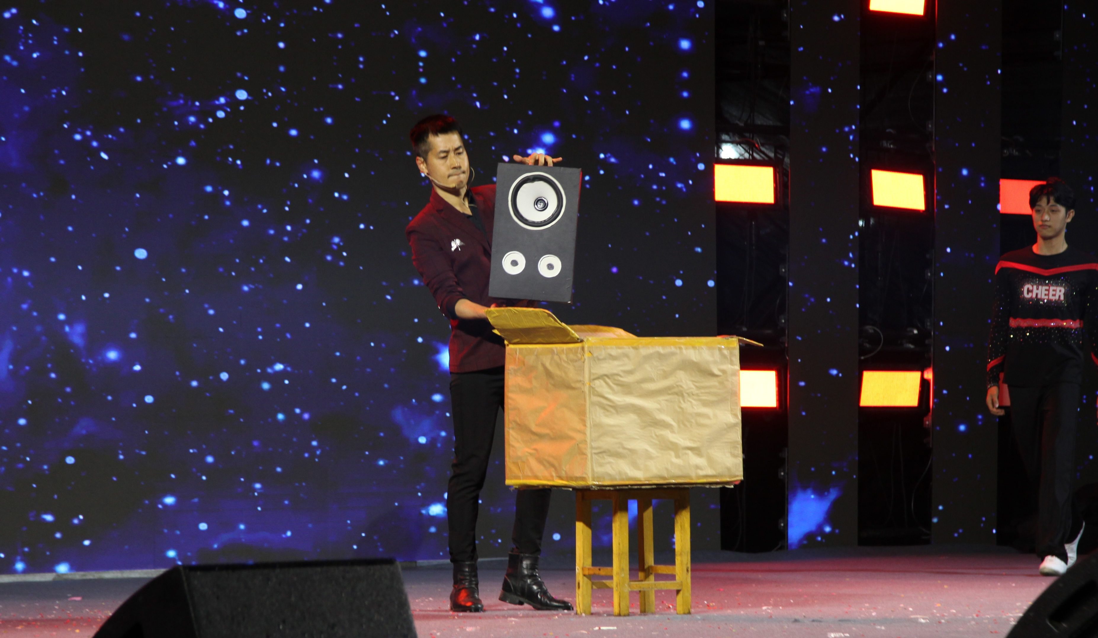 魔术进校园奉献视觉盛宴2000余名师生欢呼声不停