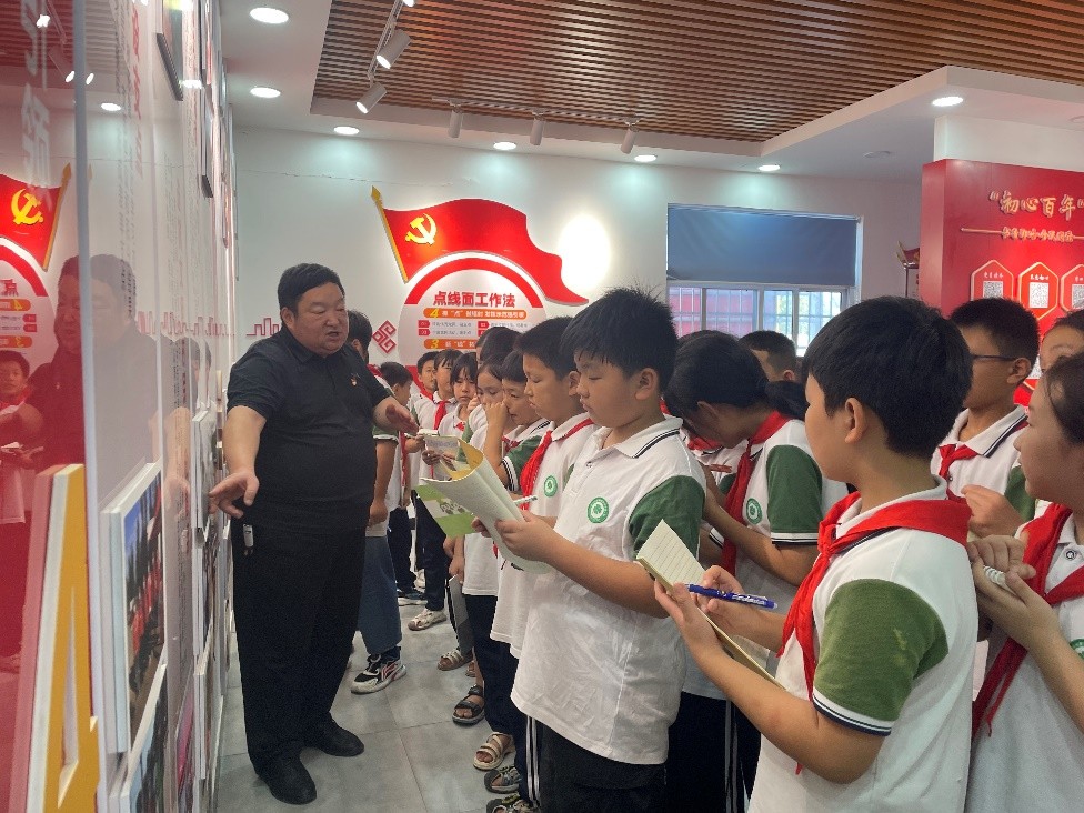 郑州市管城回族区南曹小学开展迎国庆红领巾寻访活动