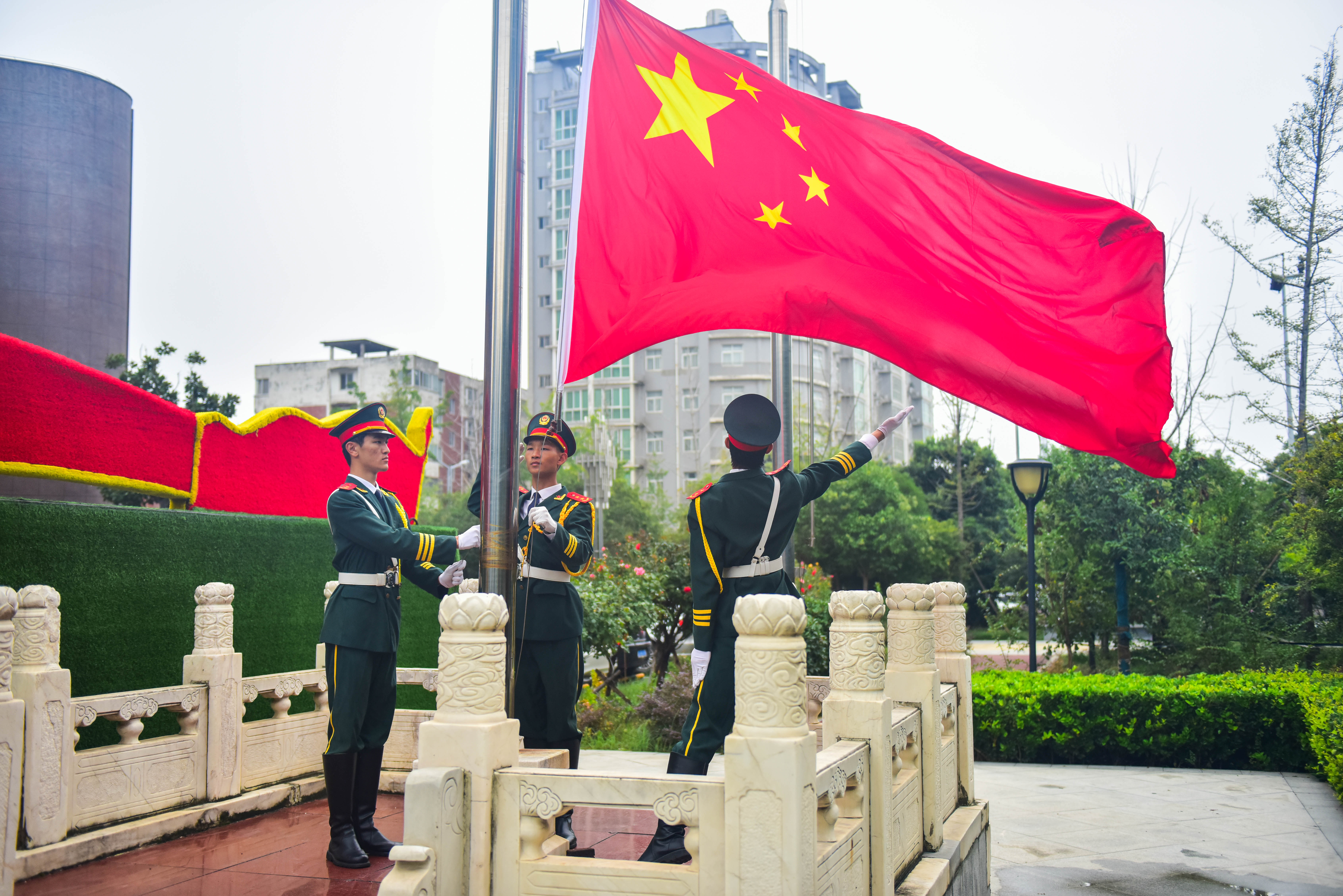 国旗仪式和"祖国在我心中"主题板报展示活动,大力弘扬伟大爱国主义