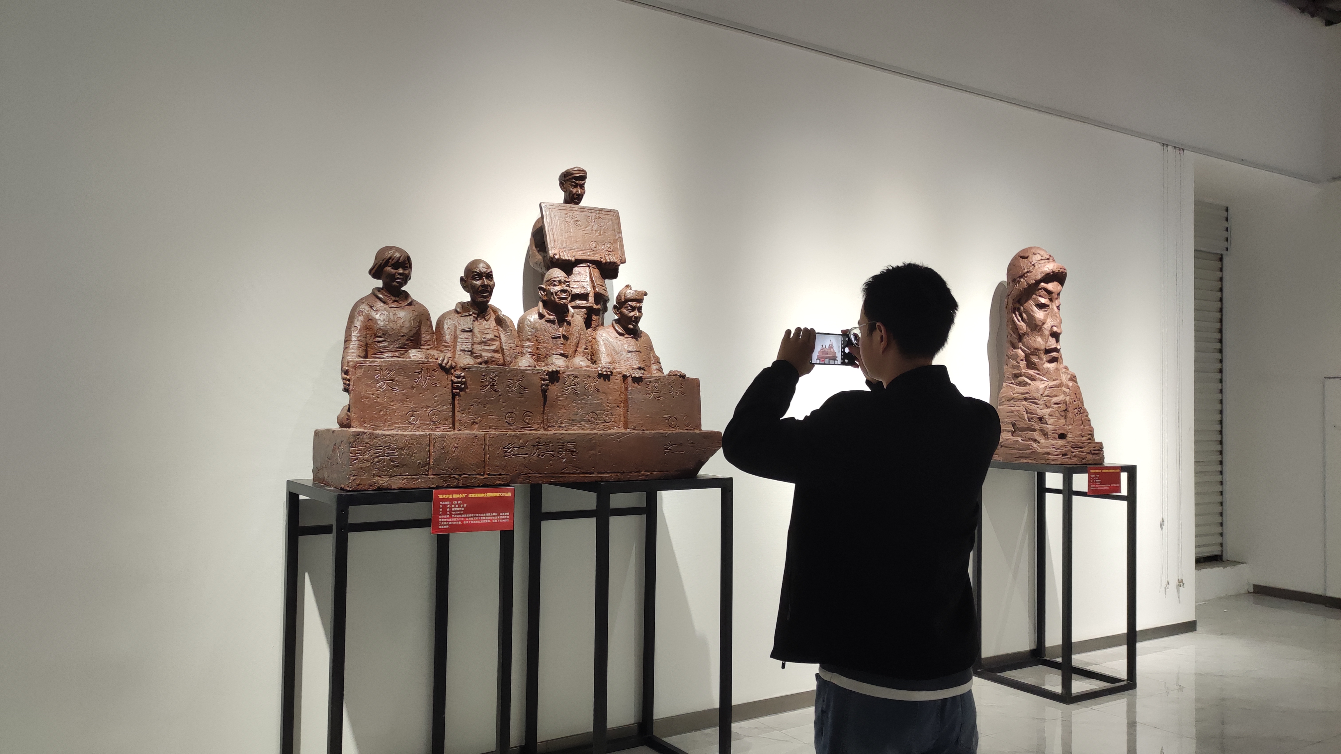 渠水奔流精神永在红旗渠精神主题雕塑陶艺作品展开展