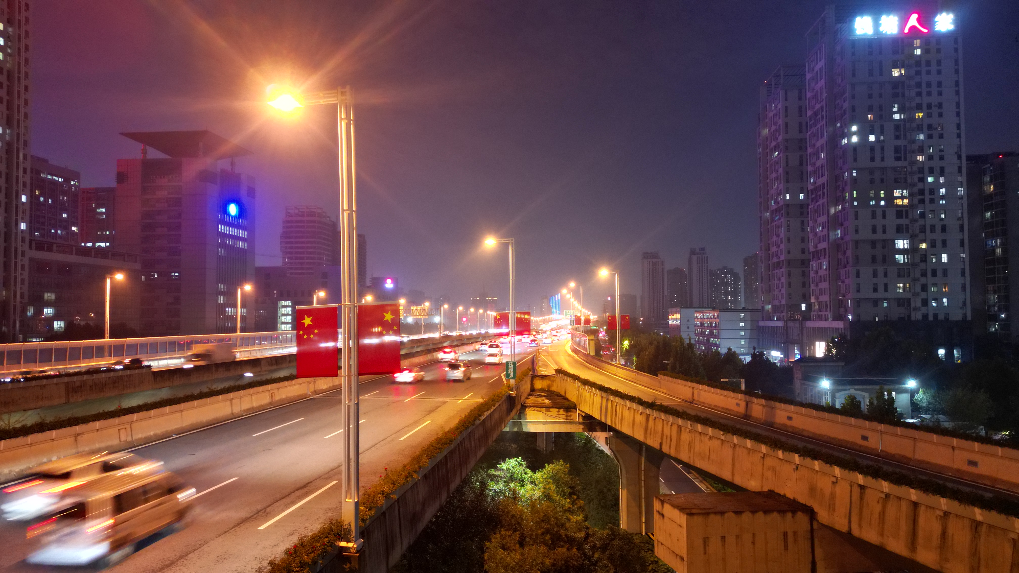 喜迎双节∣五星红旗扮靓城市街道璀璨灯火点亮城市夜空