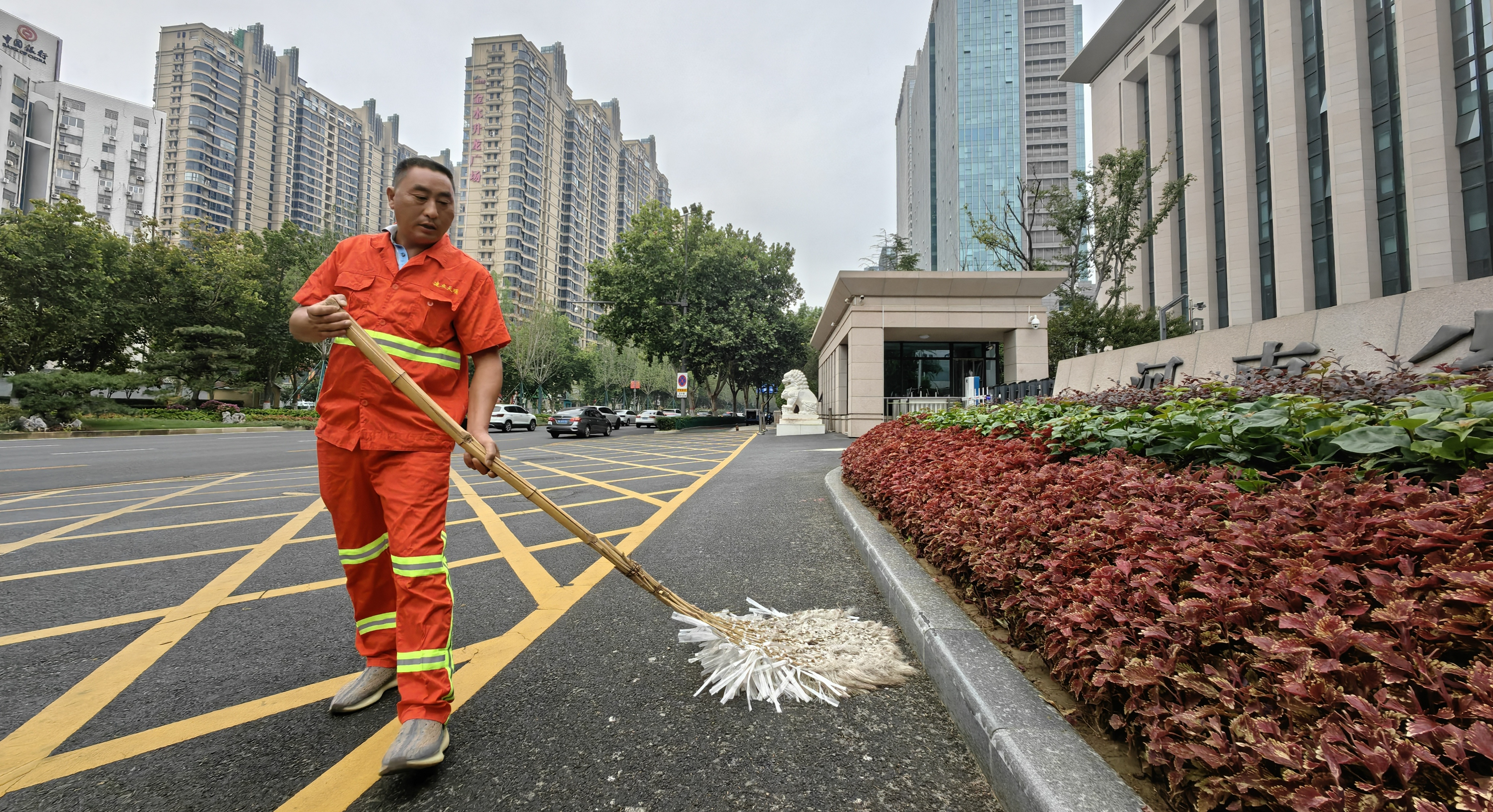 节日我在岗守护城市靓丽颜值环卫工人演绎最美担当