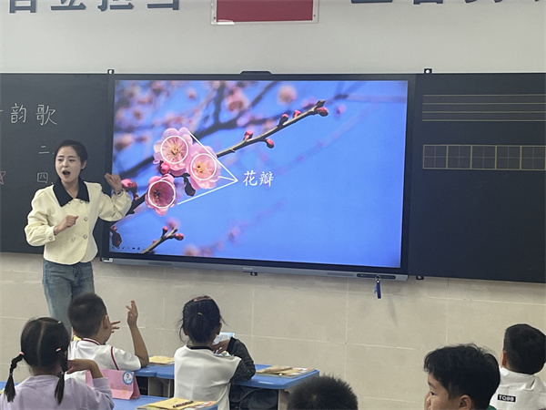 郑州市二七区幸福路小学华侨城校区开展青年教师展示课活动
