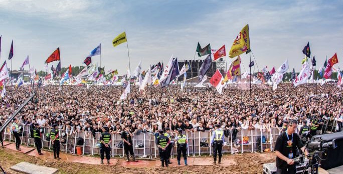 现场共有2万余名乐迷欢聚一起,共同享受音乐带来的快乐,目前,音乐节已