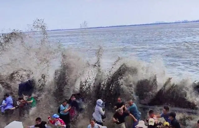 钱塘江大潮拍断25米石头护栏，多名游客被冲倒，伤者送医