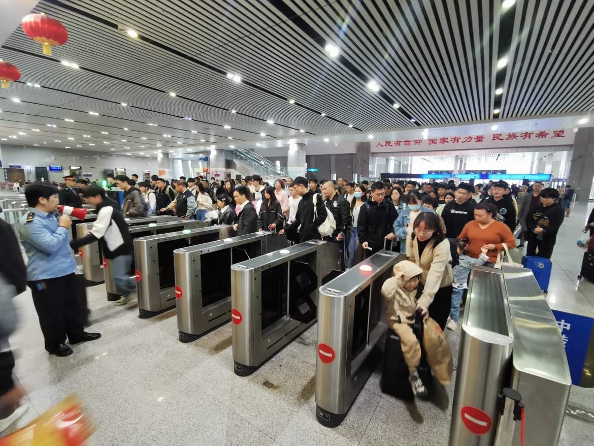 短途客流激增！国铁郑州局预计发送旅客65万 加开多趟临客