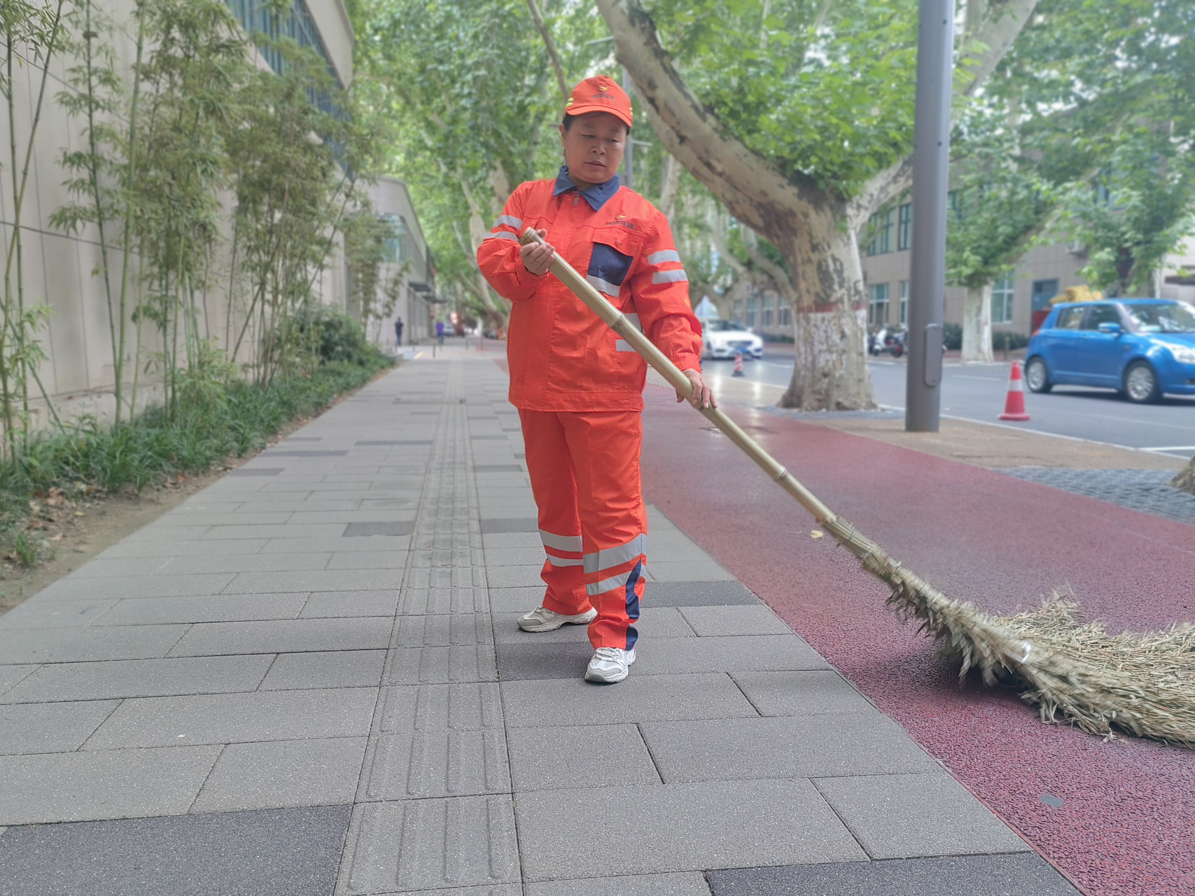 国庆我在岗③环卫工人坚守岗位用汗水守护城市颜值
