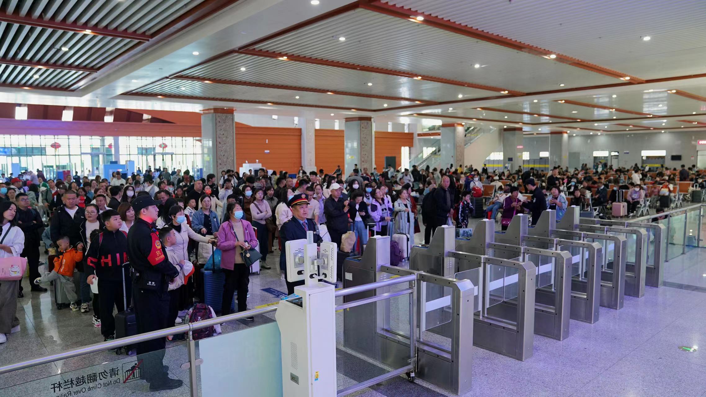 国铁集团郑州局返程客流加大 预计发送旅客79.2万人次