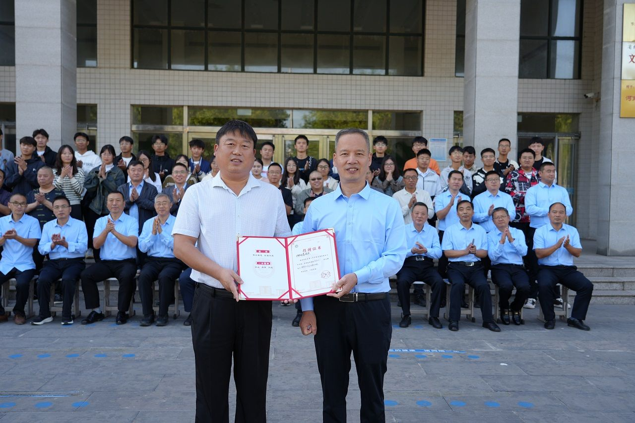 毕业校友为鹤壁市淇县第一中学捐赠毕业纪念石