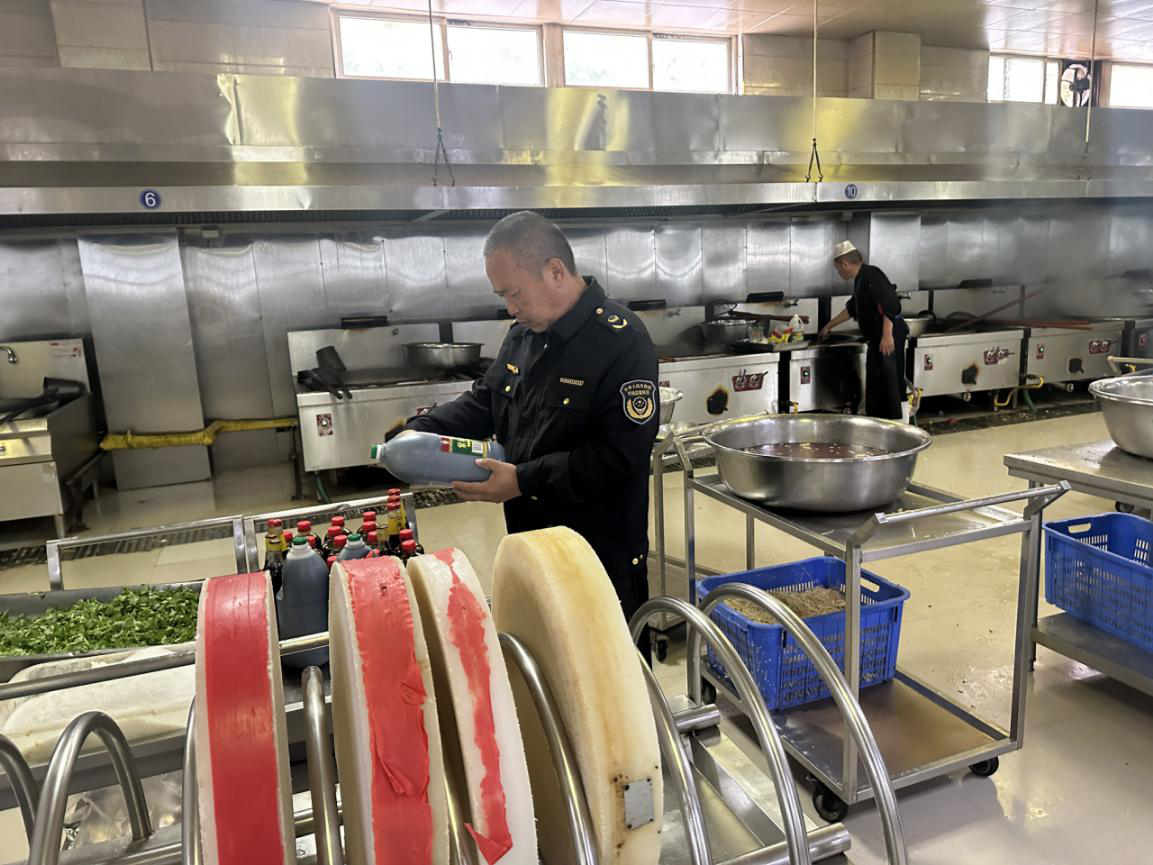 鹤壁市市场监管局开发区分局对集中用餐单位食品安全进行专项检查