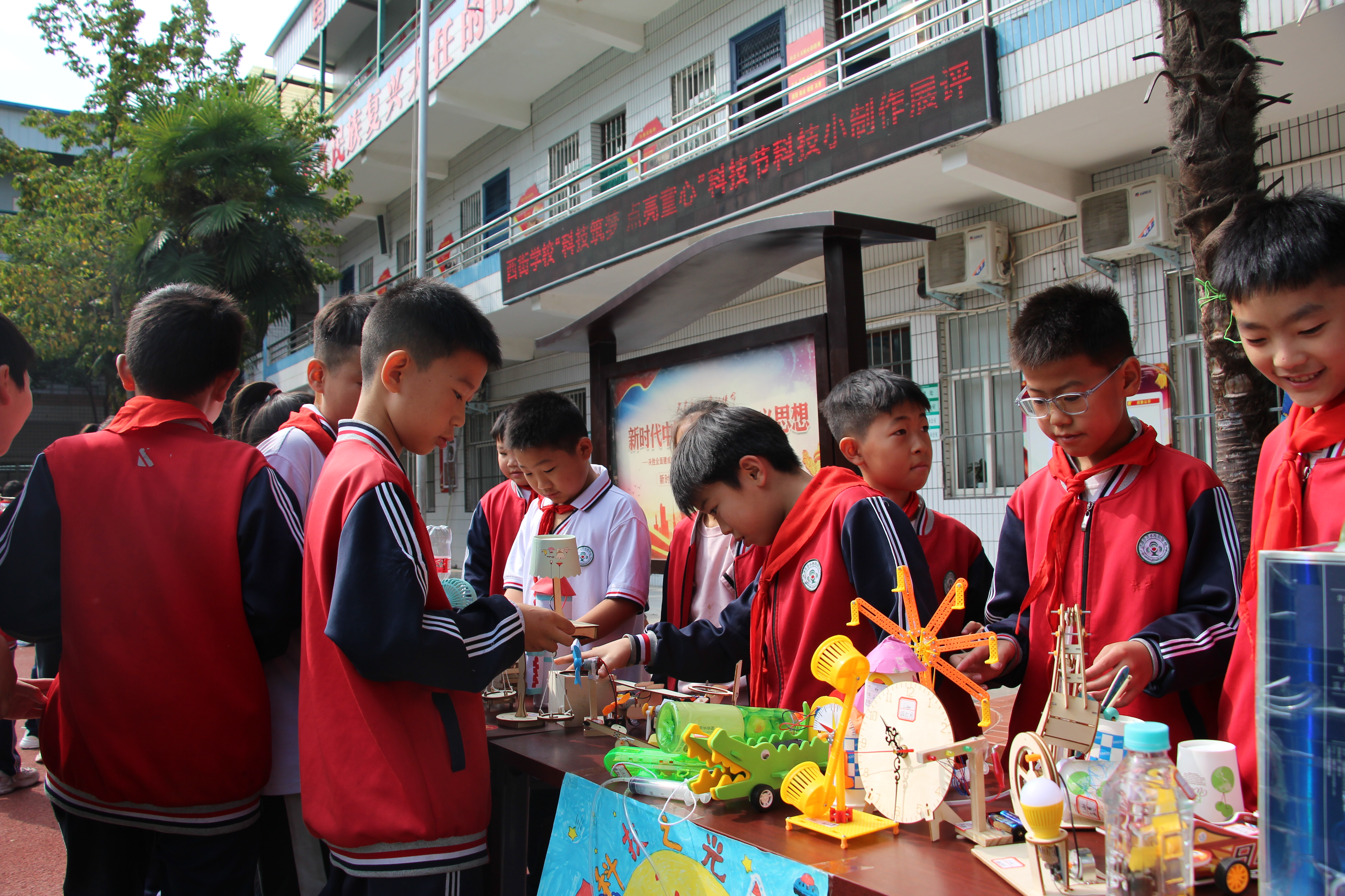 科技筑梦点亮童心济源西街学校科技节开幕啦