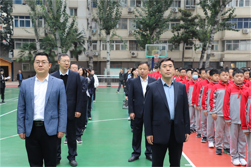 教处主任李留成宣布了中队辅导员及中队队长名单,郑州三中党总支书记