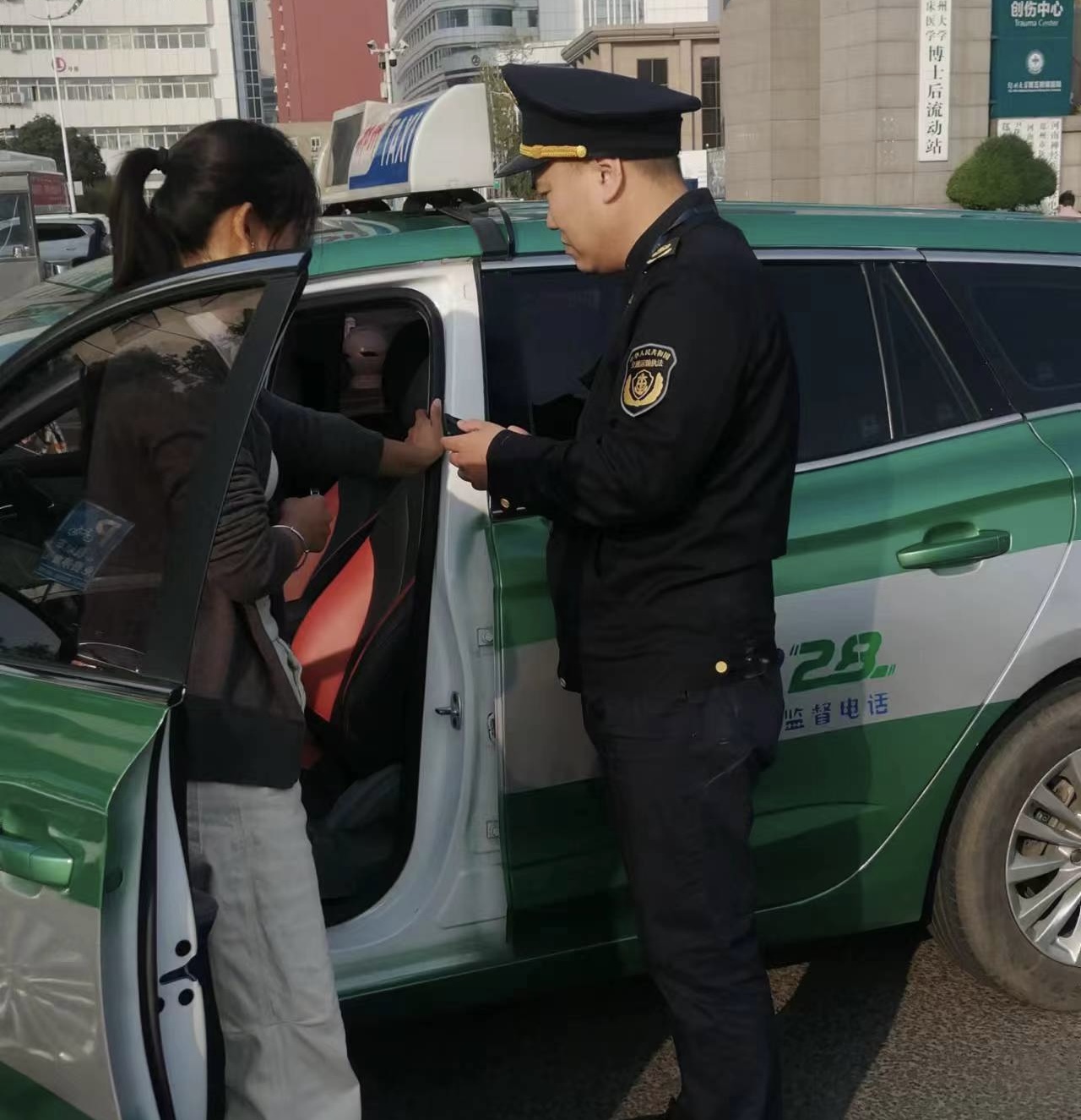出租车不打表乱收费交通执法人员连夜调查严惩不贷